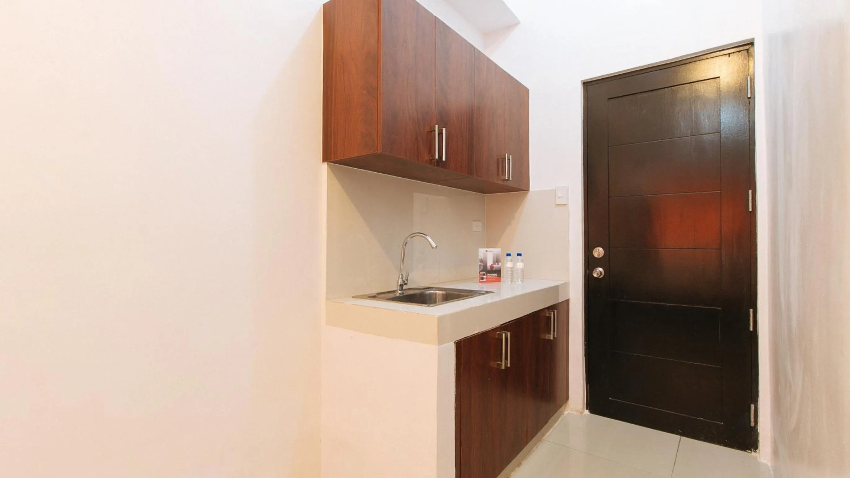 Kitchen or kitchenette in RedDoorz @ Jardin LRT Tayuman Manila