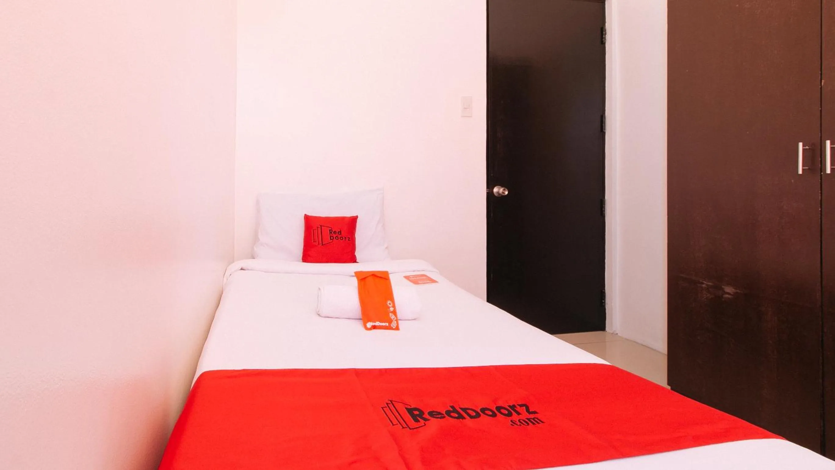 Bed in RedDoorz @ Jardin LRT Tayuman Manila