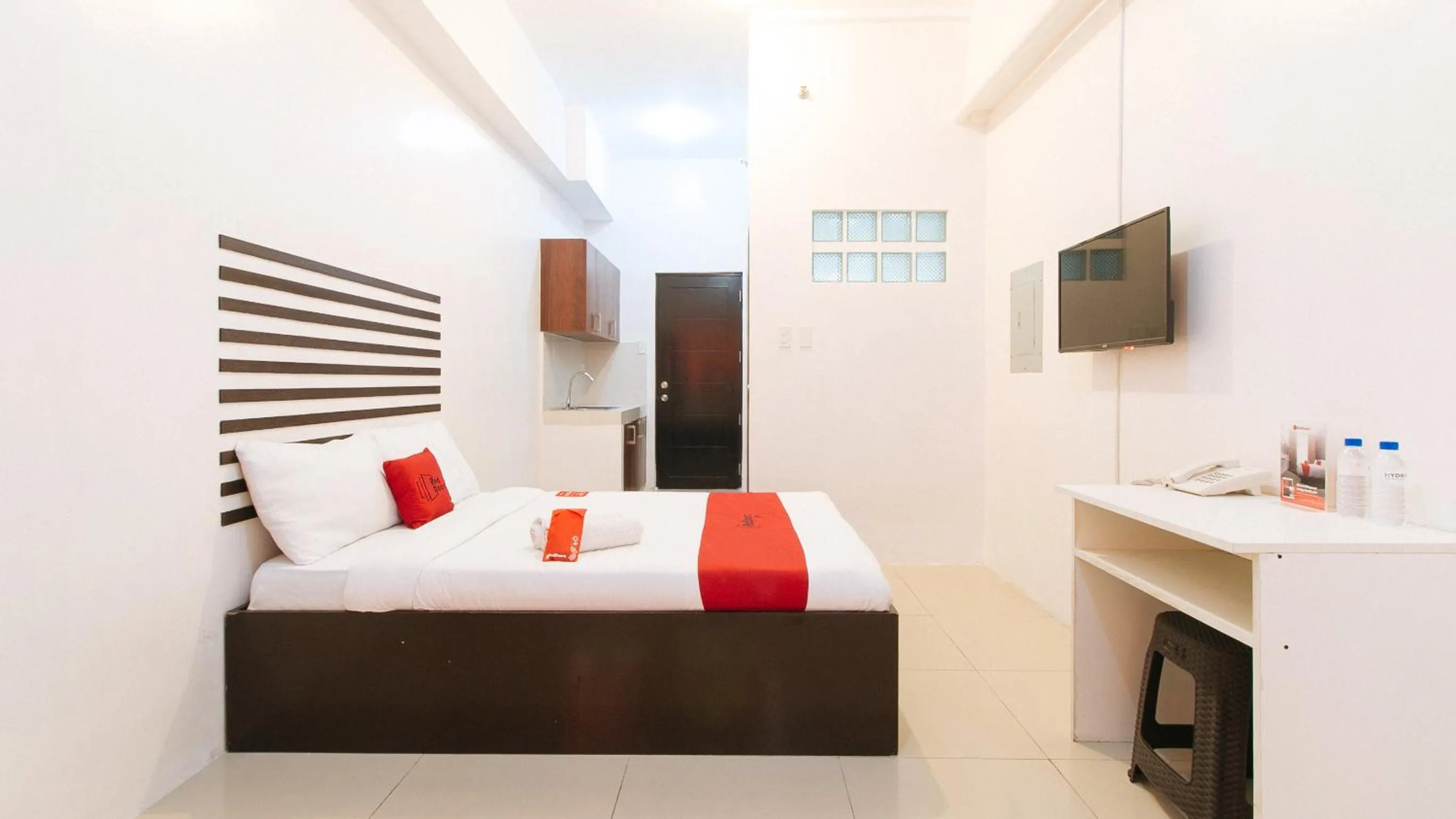 Bed in RedDoorz @ Jardin LRT Tayuman Manila