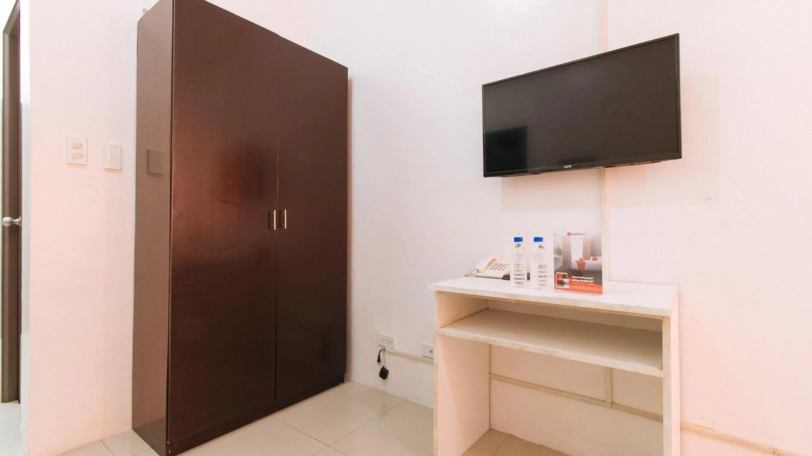 TV and multimedia in RedDoorz @ Jardin LRT Tayuman Manila