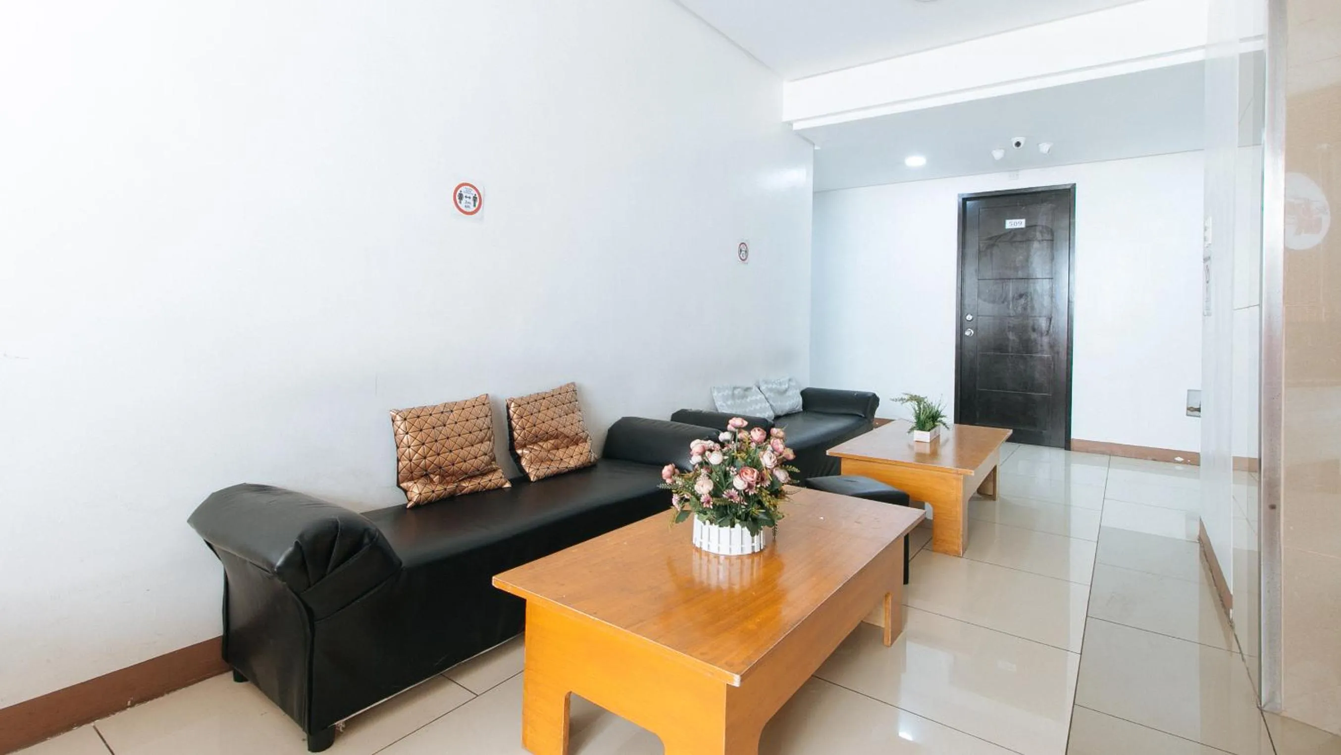 Lobby or reception in RedDoorz @ Jardin LRT Tayuman Manila