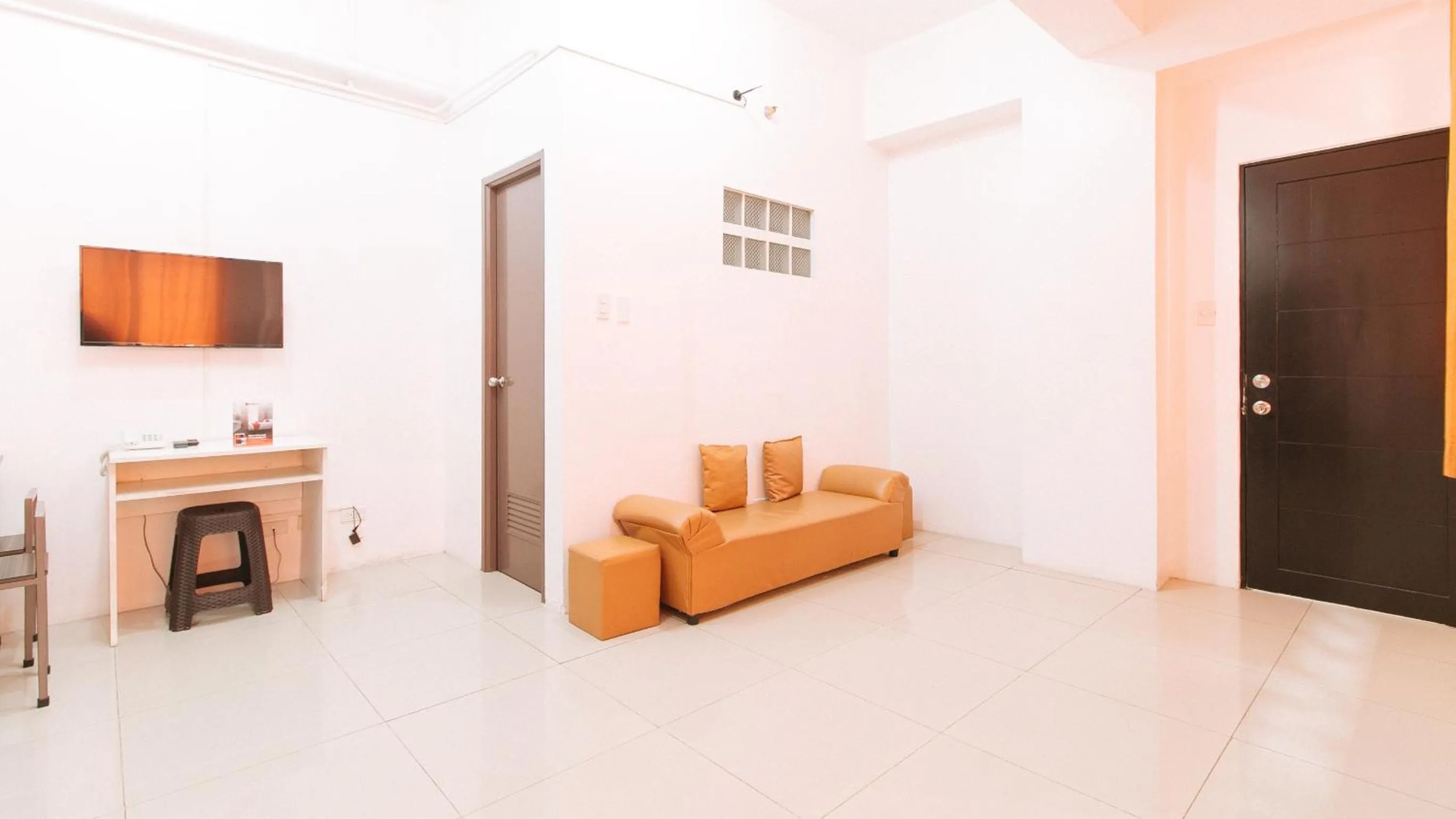 Seating area in RedDoorz @ Jardin LRT Tayuman Manila