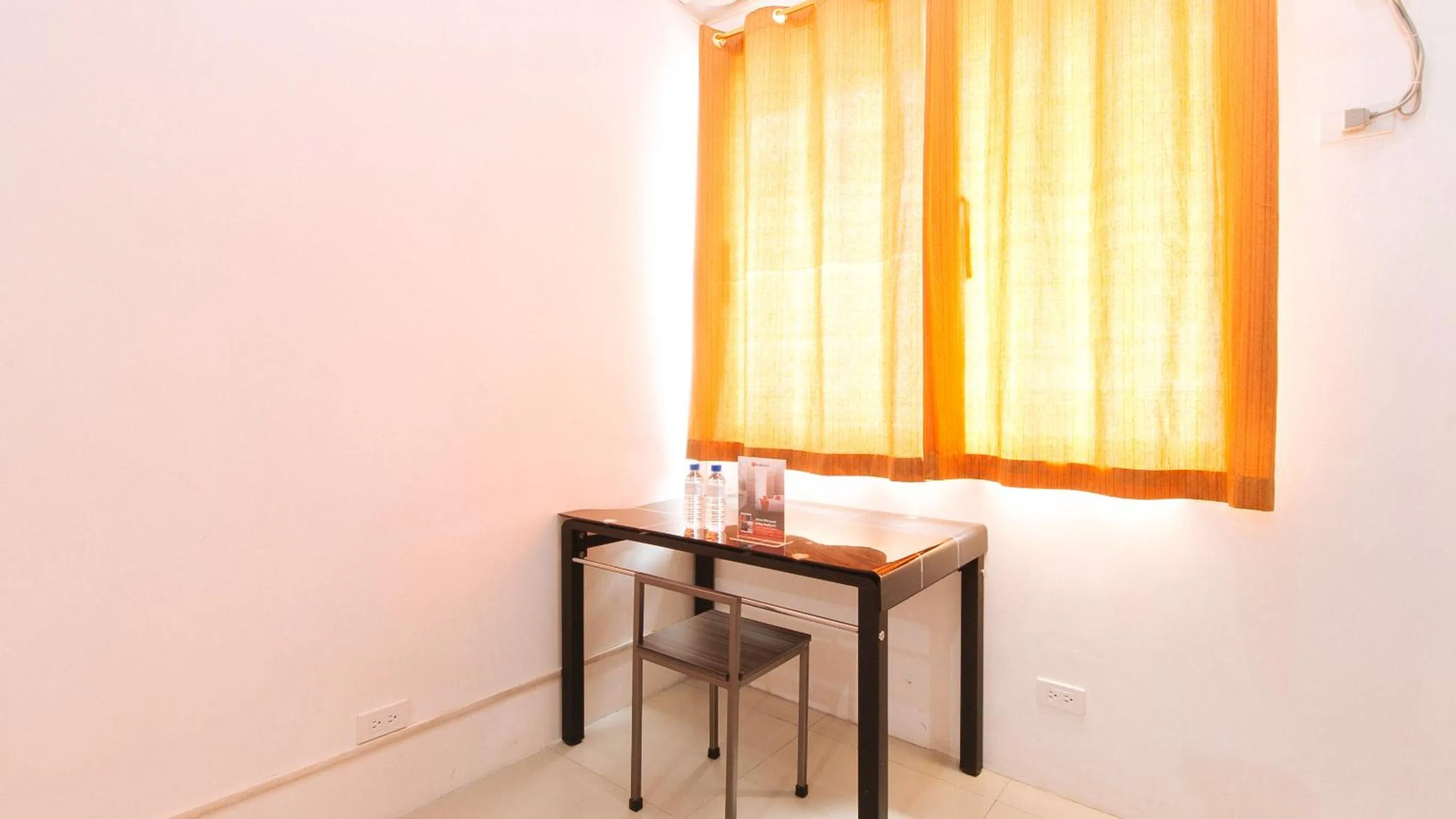 Seating area in RedDoorz @ Jardin LRT Tayuman Manila