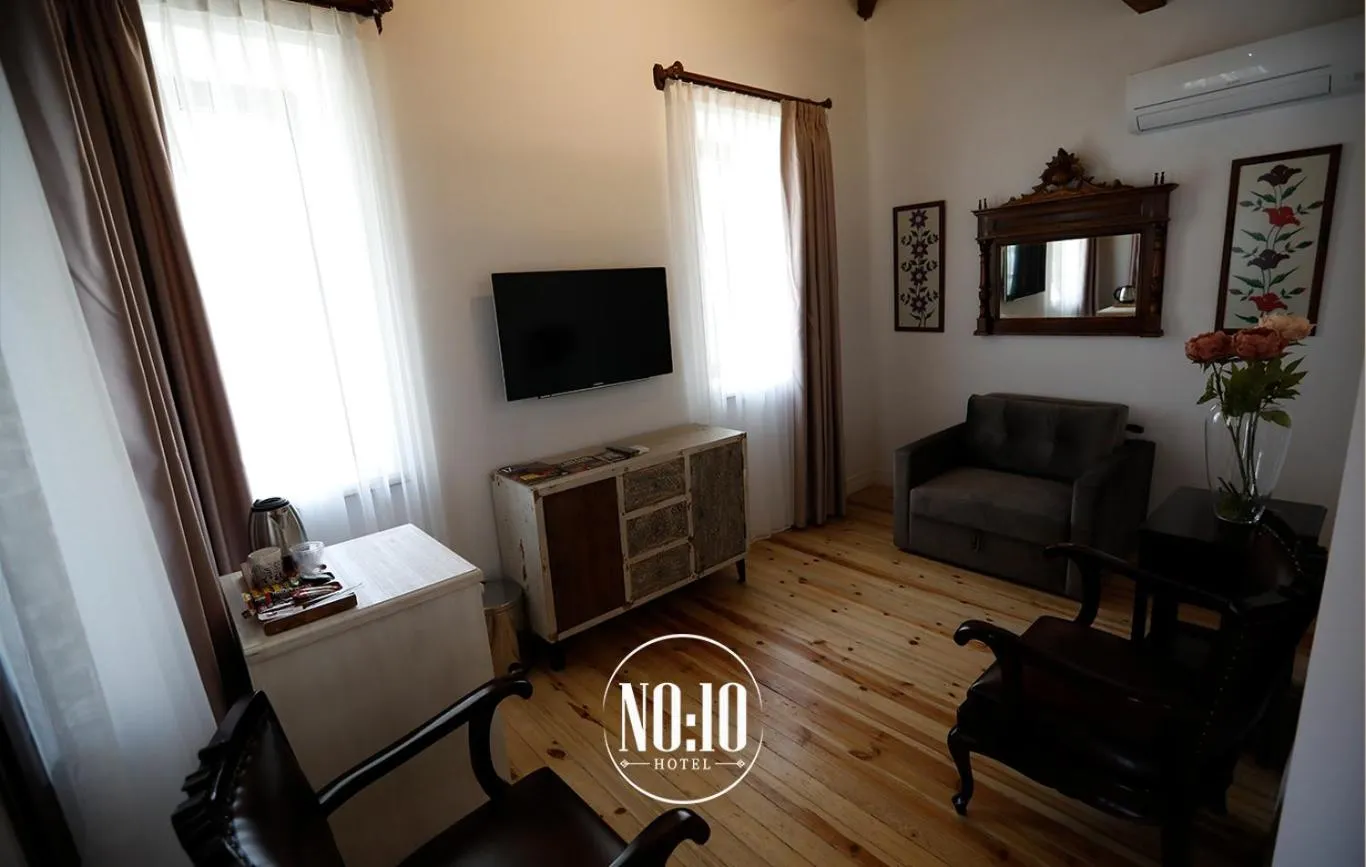 No 10 Hotel
