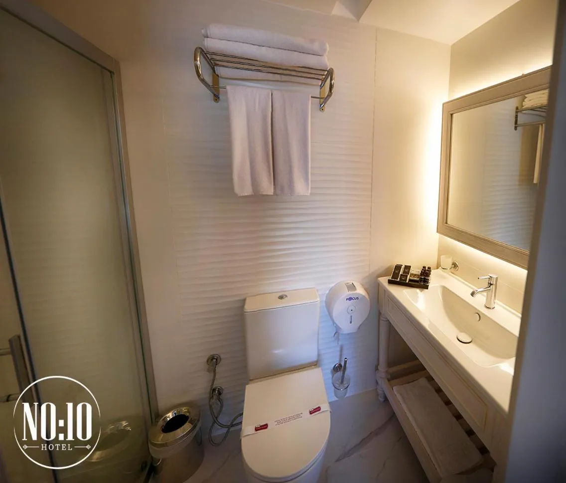 Shower in No 10 Hotel