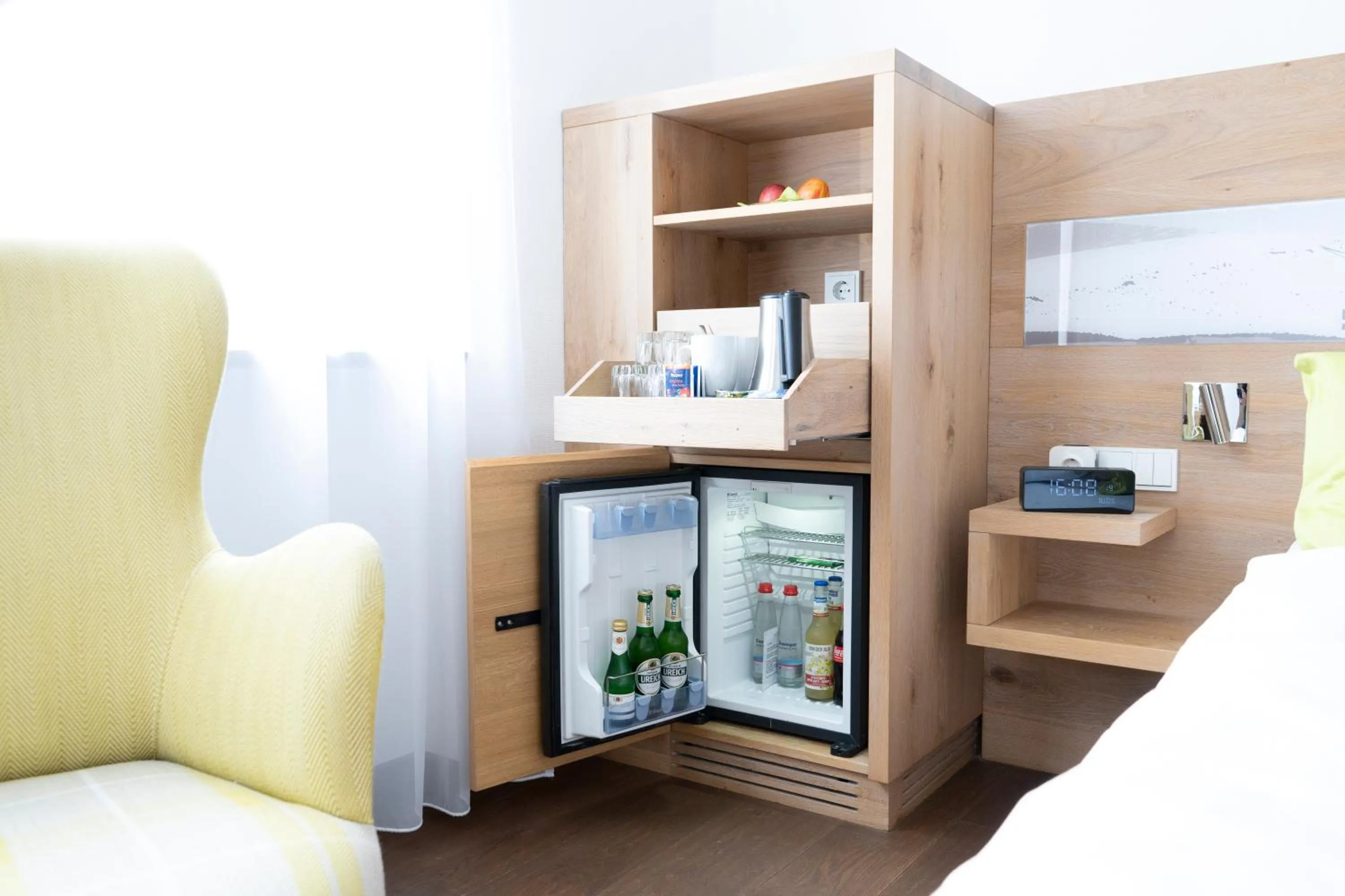 Coffee/tea facilities, Bed in Villa Benz Hotel garni