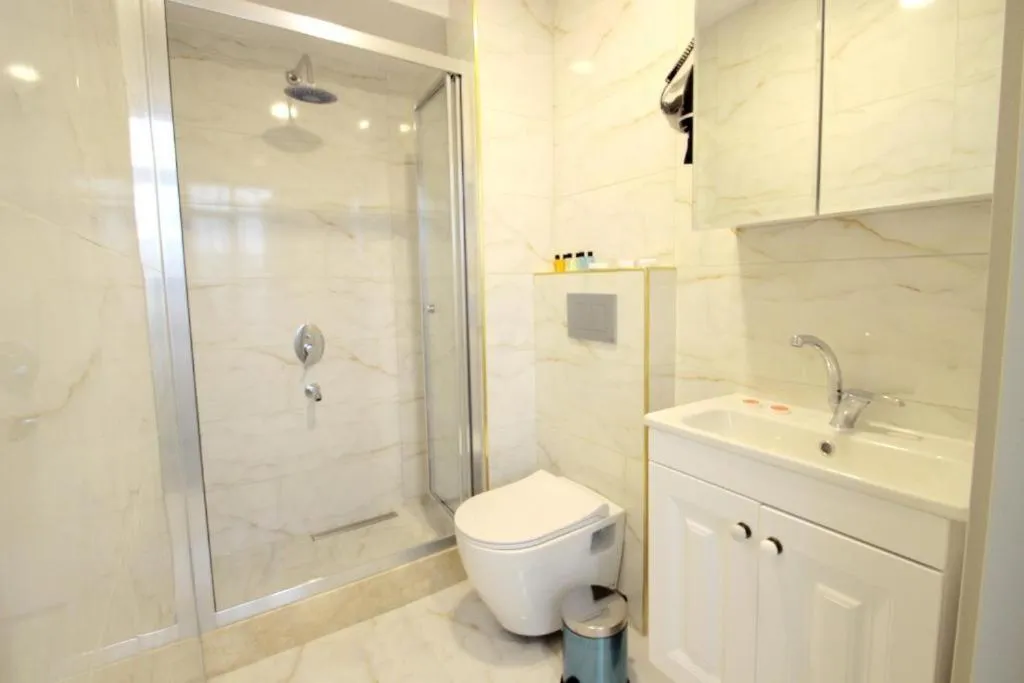 Shower in Guler Palas Hotel