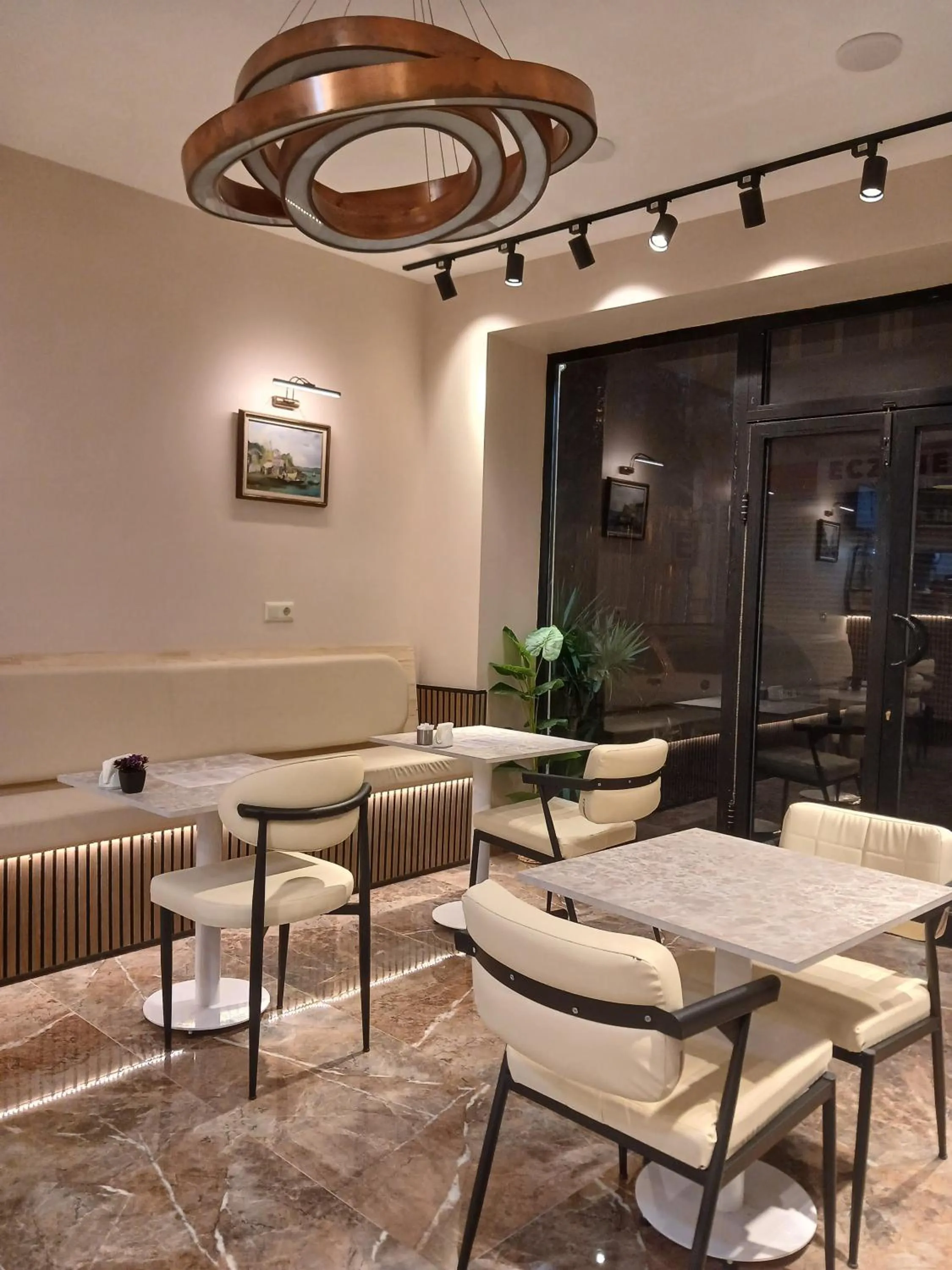 Restaurant/places to eat in Guler Palas Hotel