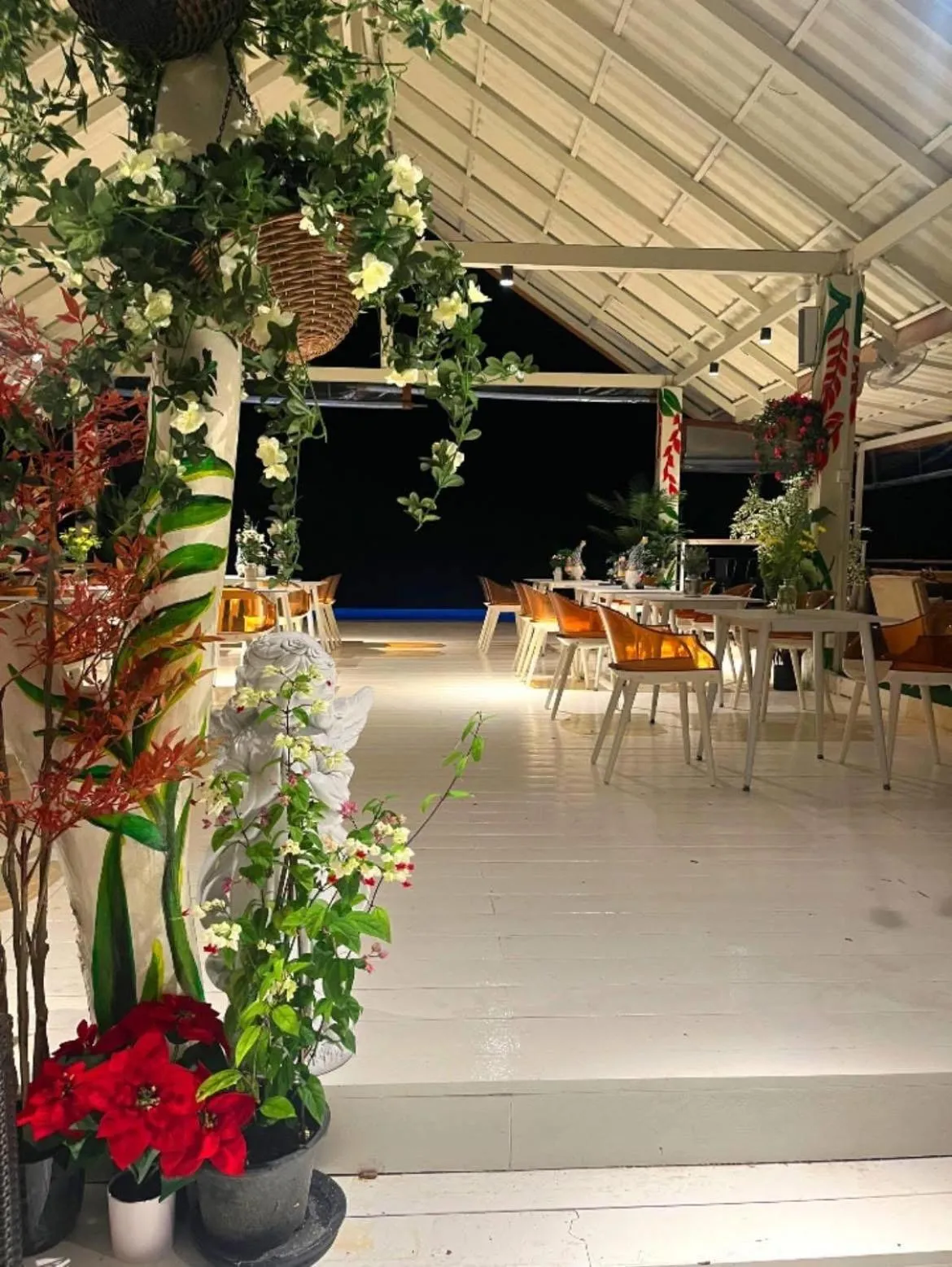 Restaurant/places to eat in Tantawan sea view residence 山海居