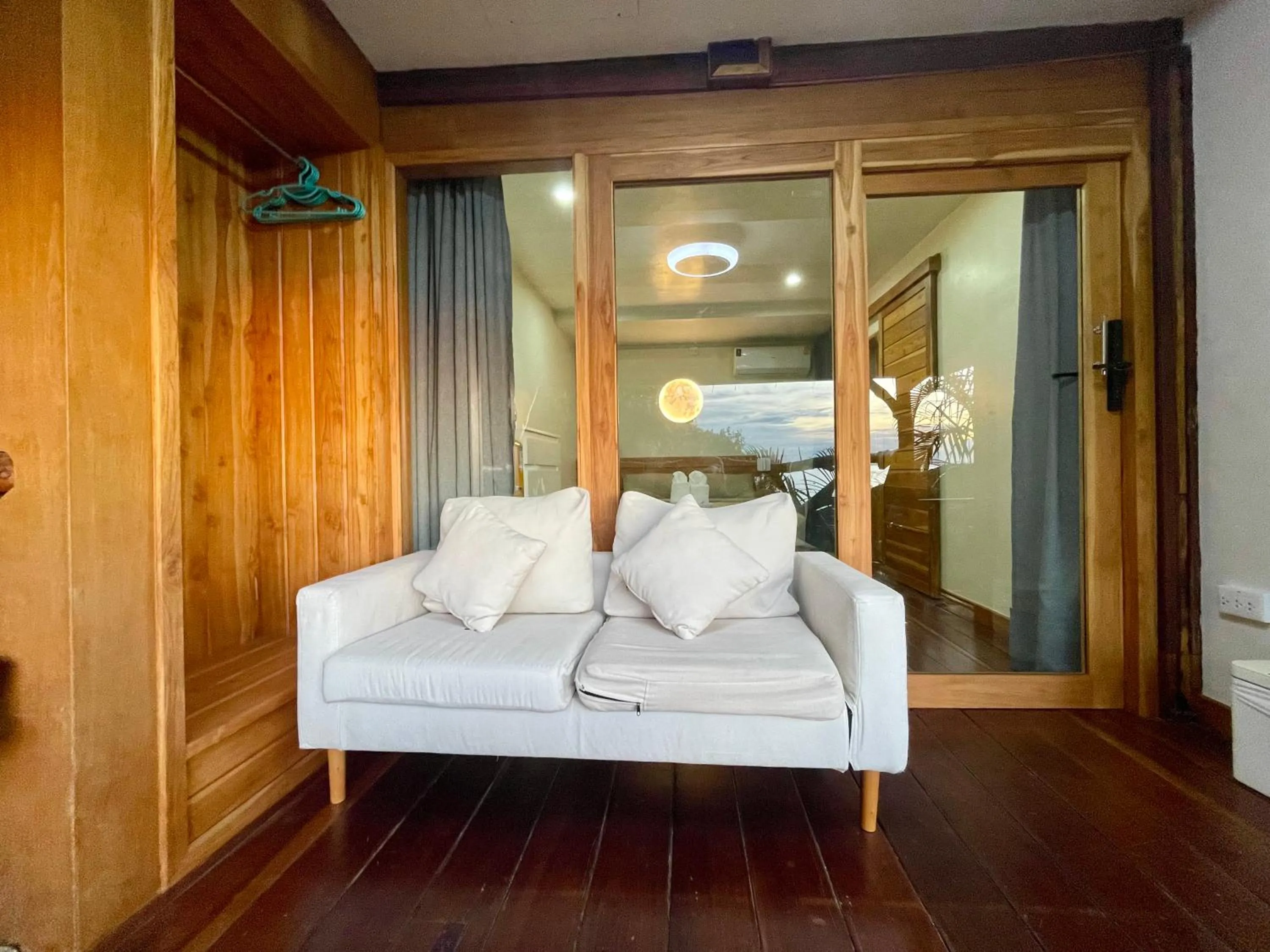 Living room, Bed in Tantawan sea view residence 山海居
