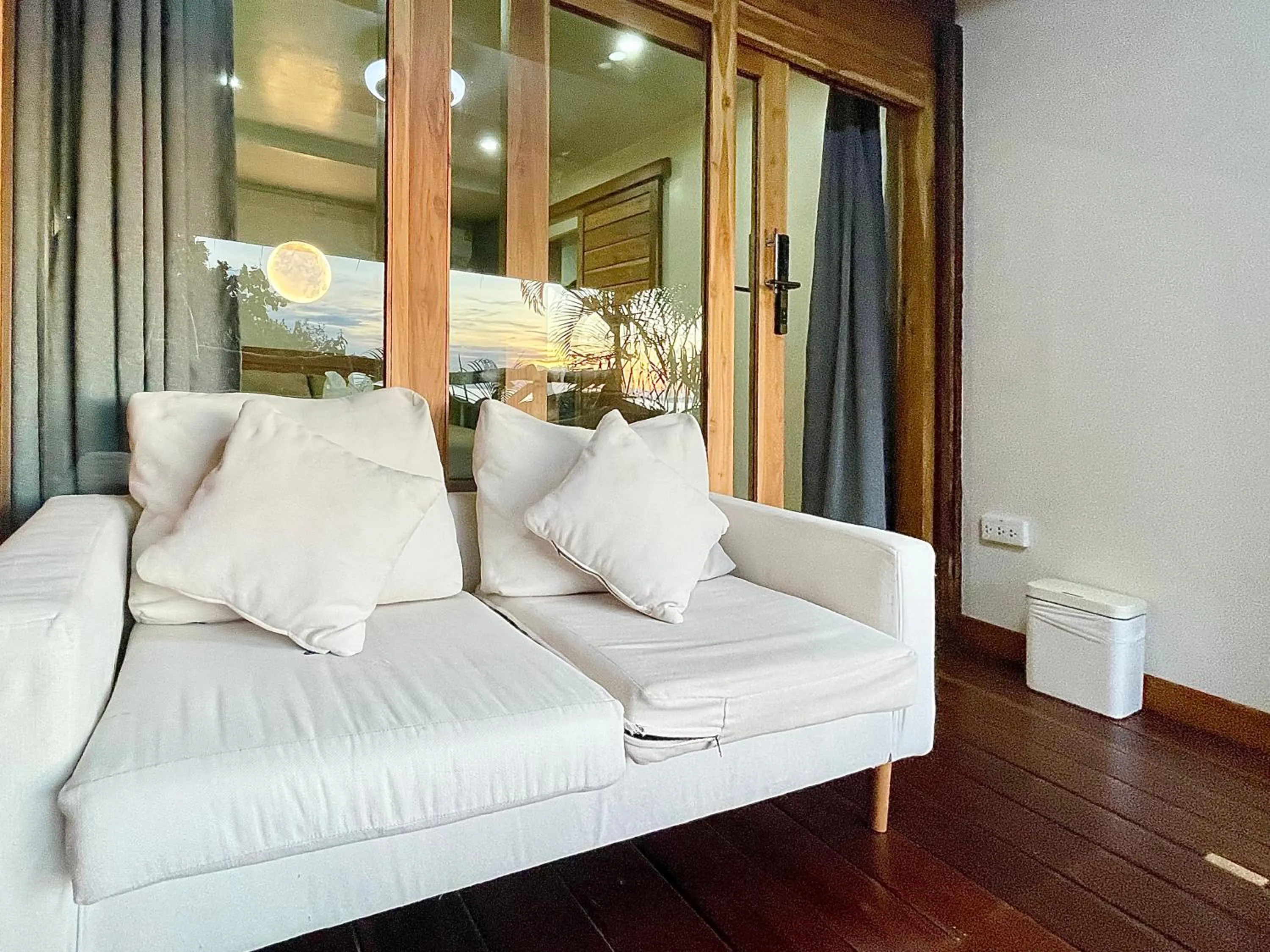 Living room, Bed in Tantawan sea view residence 山海居
