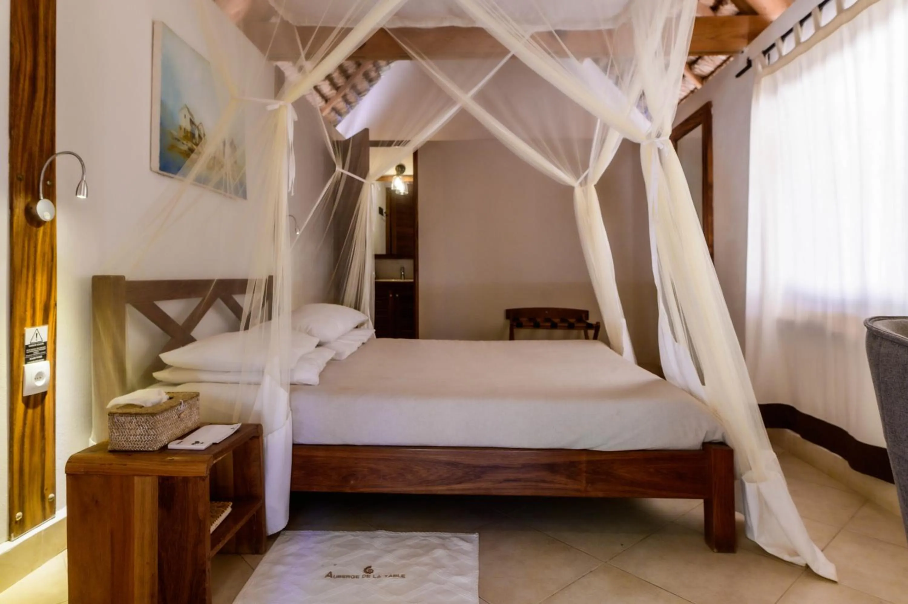 Photo of the whole room, Bed in Auberge de la Table