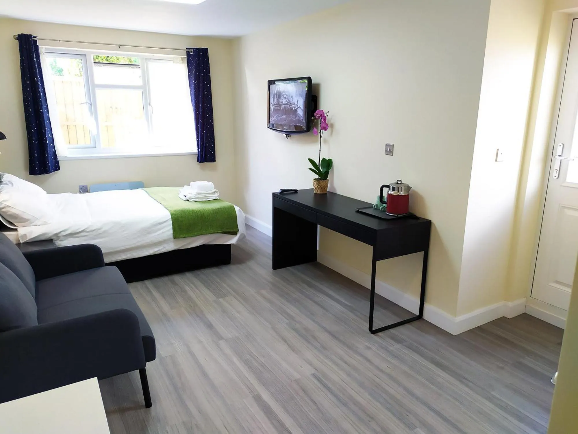 Bedroom, Bed in The Yew Studio - Self contained one bed studio flat with parking