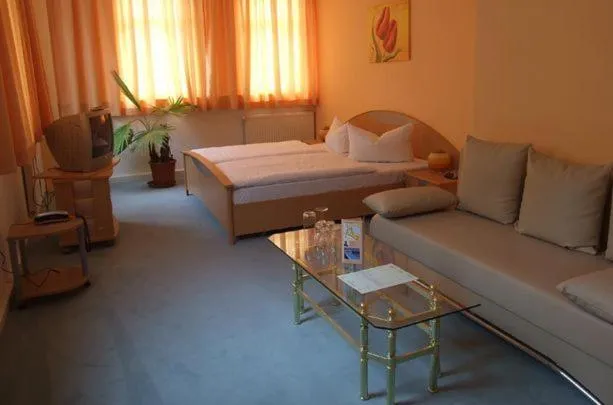 Day, Bed in Hotel Kubrat an der Spree