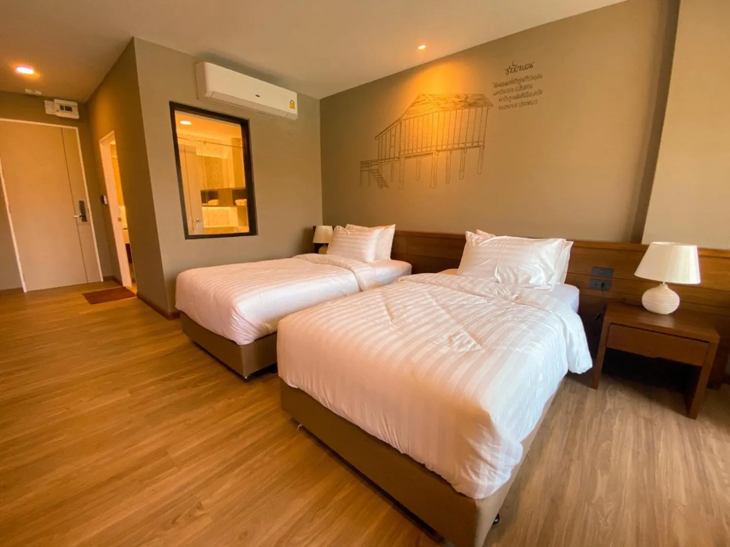 Photo of the whole room, Bed in River Tree Resort