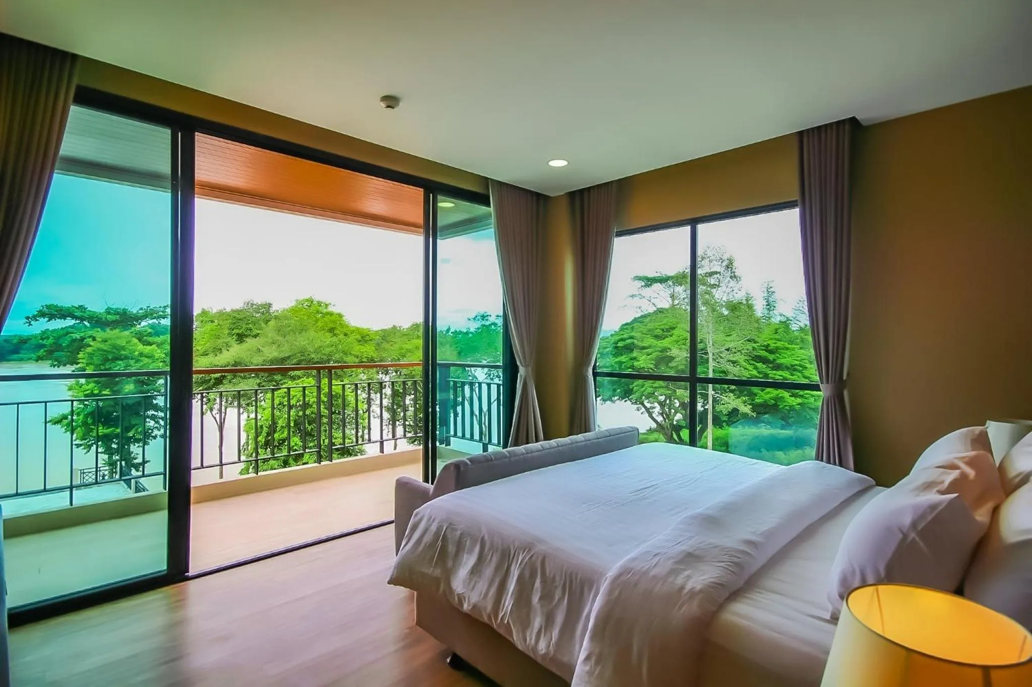 Bed in River Tree Resort