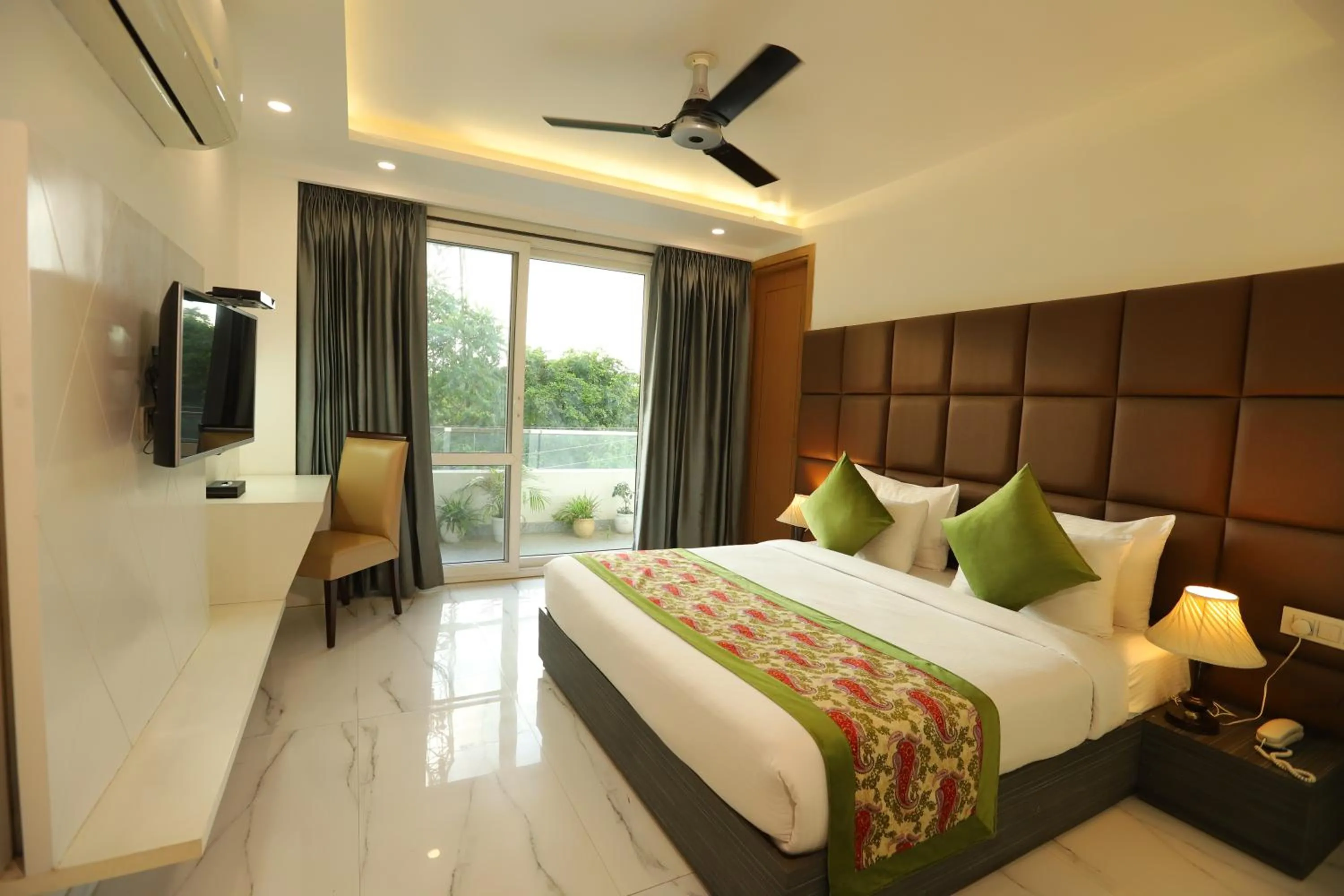 Communal lounge/ TV room, Bed in Hotel Keshav Residency - Medicity Gurugram, near Medanta Hospital