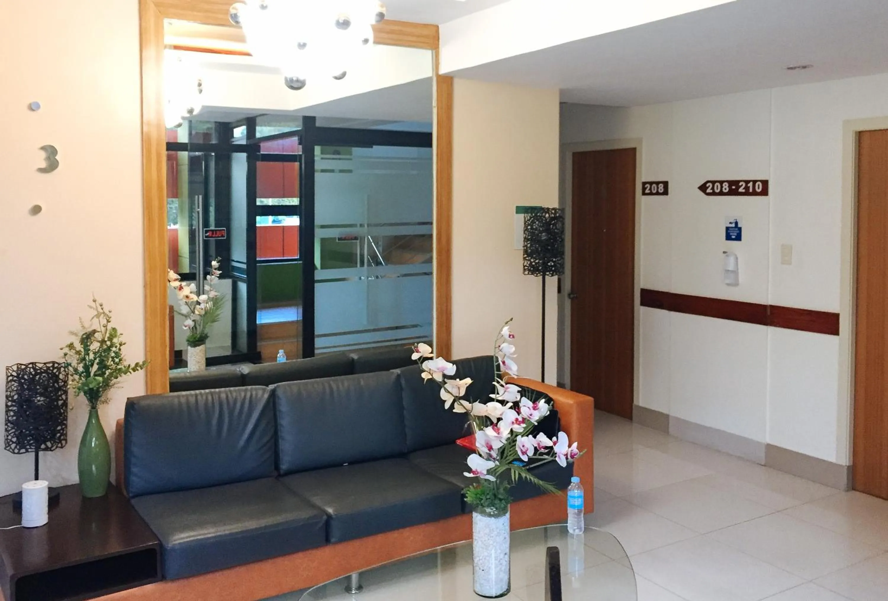 Lobby or reception in RedDoorz Plus @ ABC Landmark Hotel