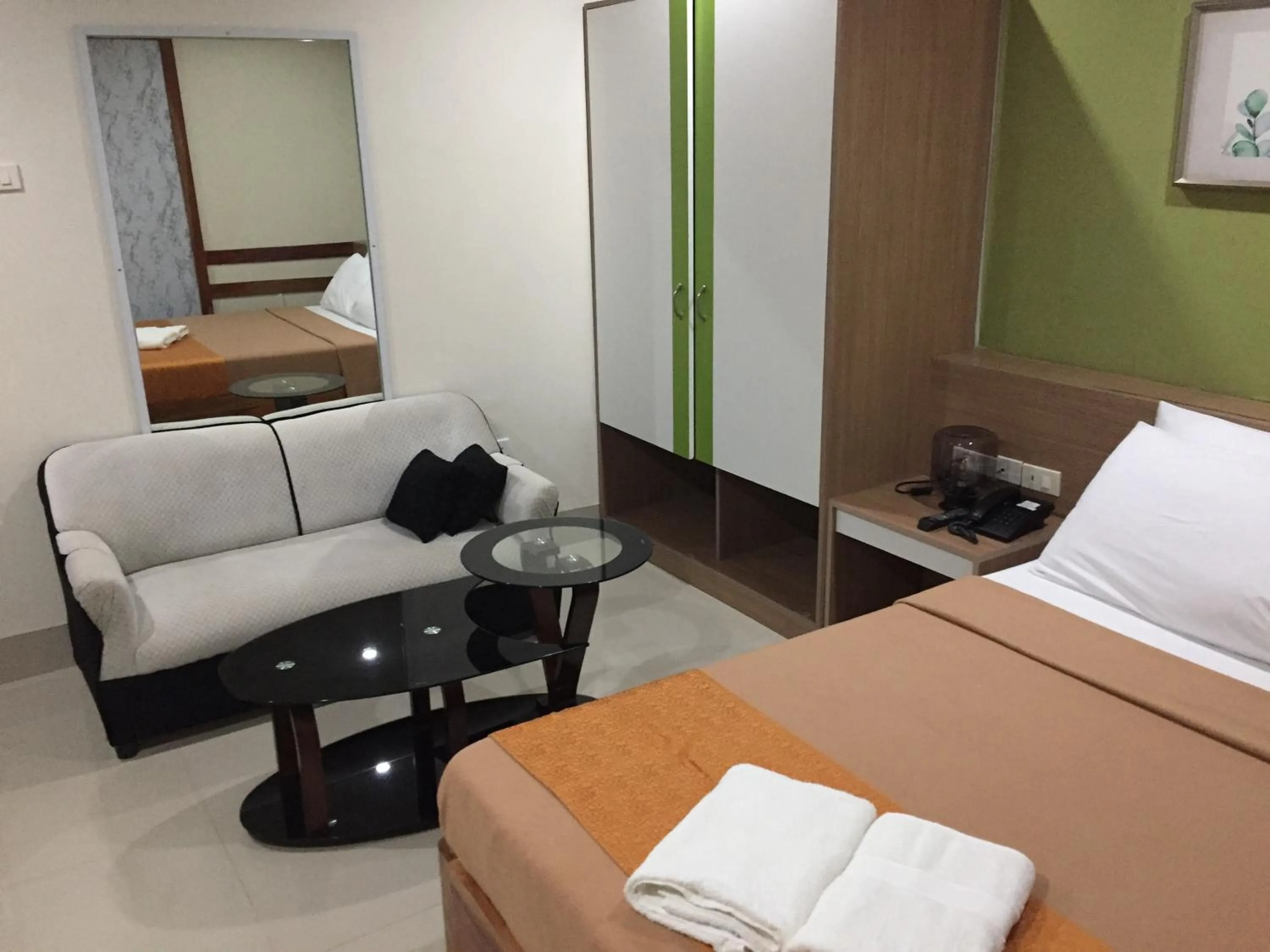 Bed in RedDoorz Plus @ ABC Landmark Hotel