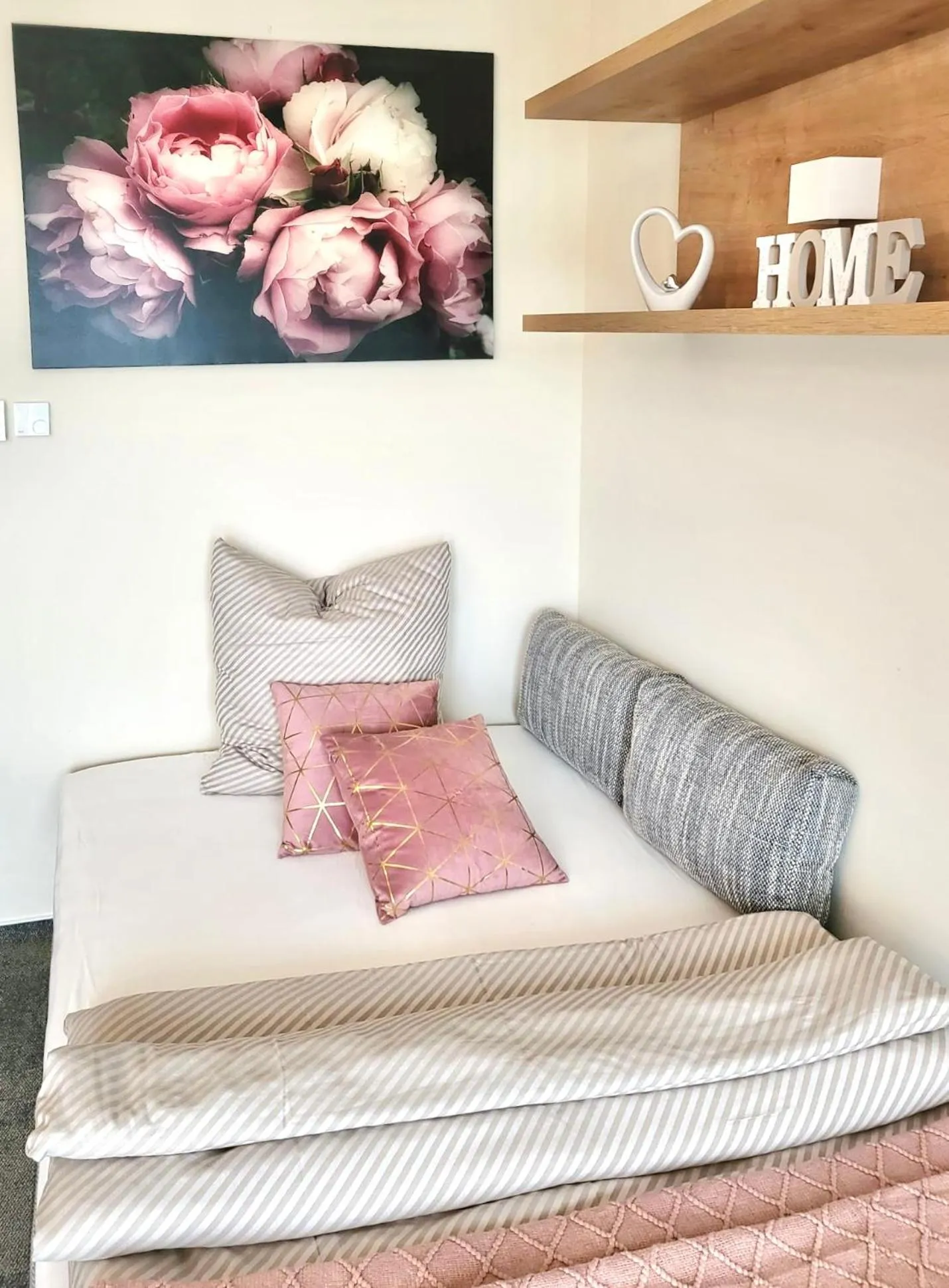 Living room, Bed in LikeDaheim Apartments