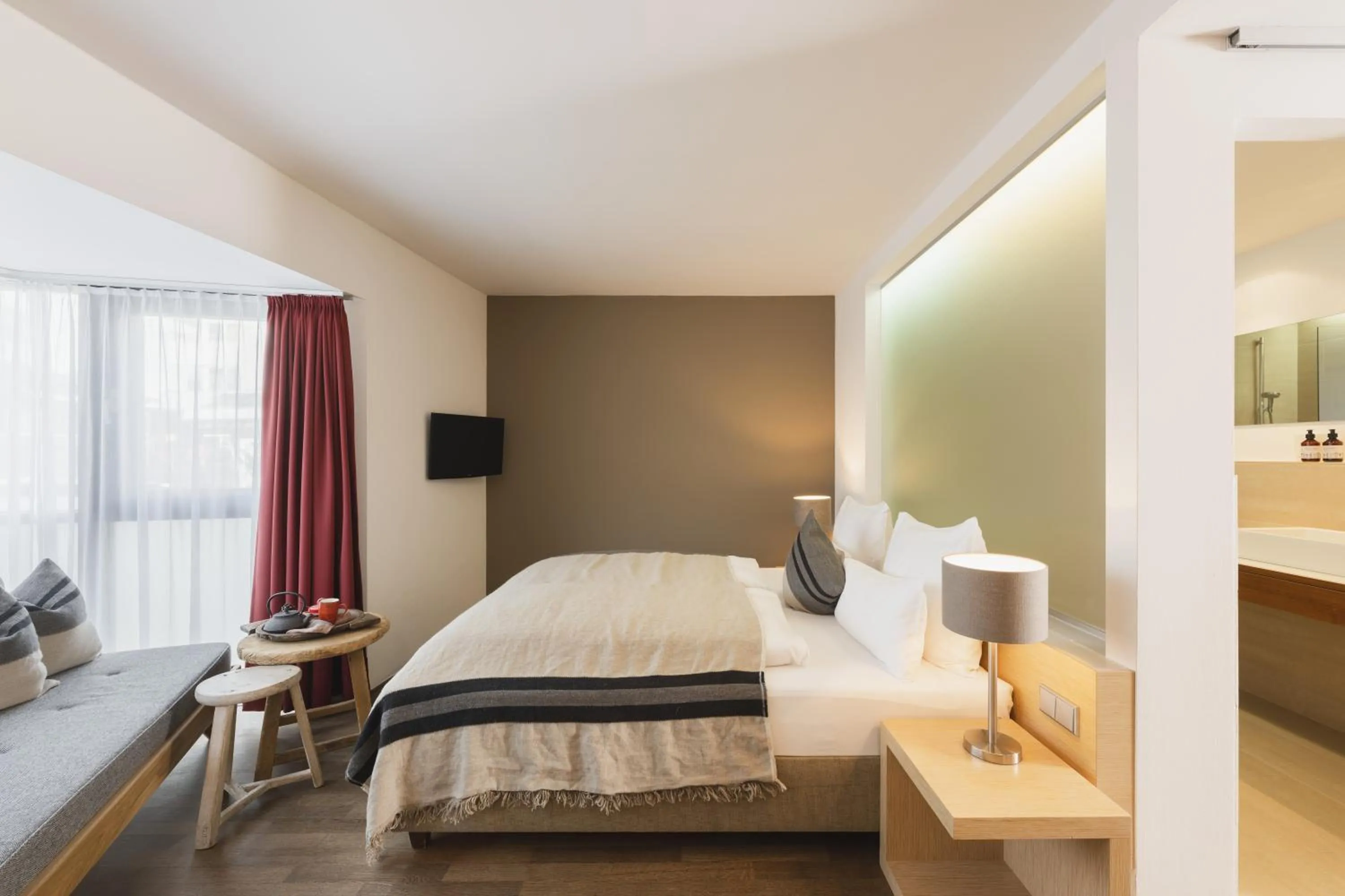 Photo of the whole room, Bed in Skihotel Galzig B&B