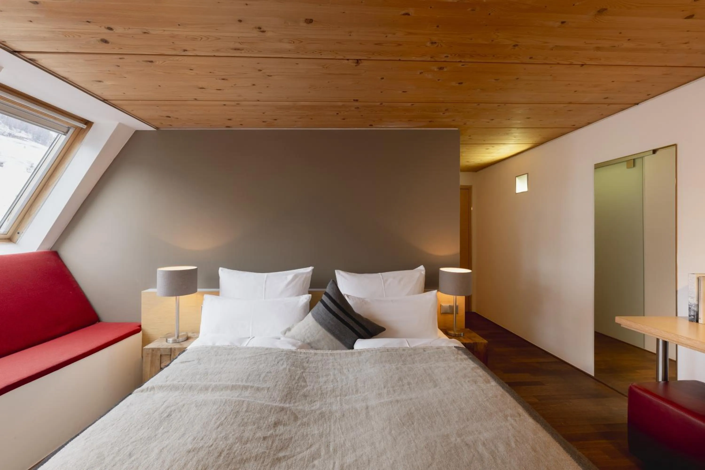 Photo of the whole room, Bed in Skihotel Galzig B&B