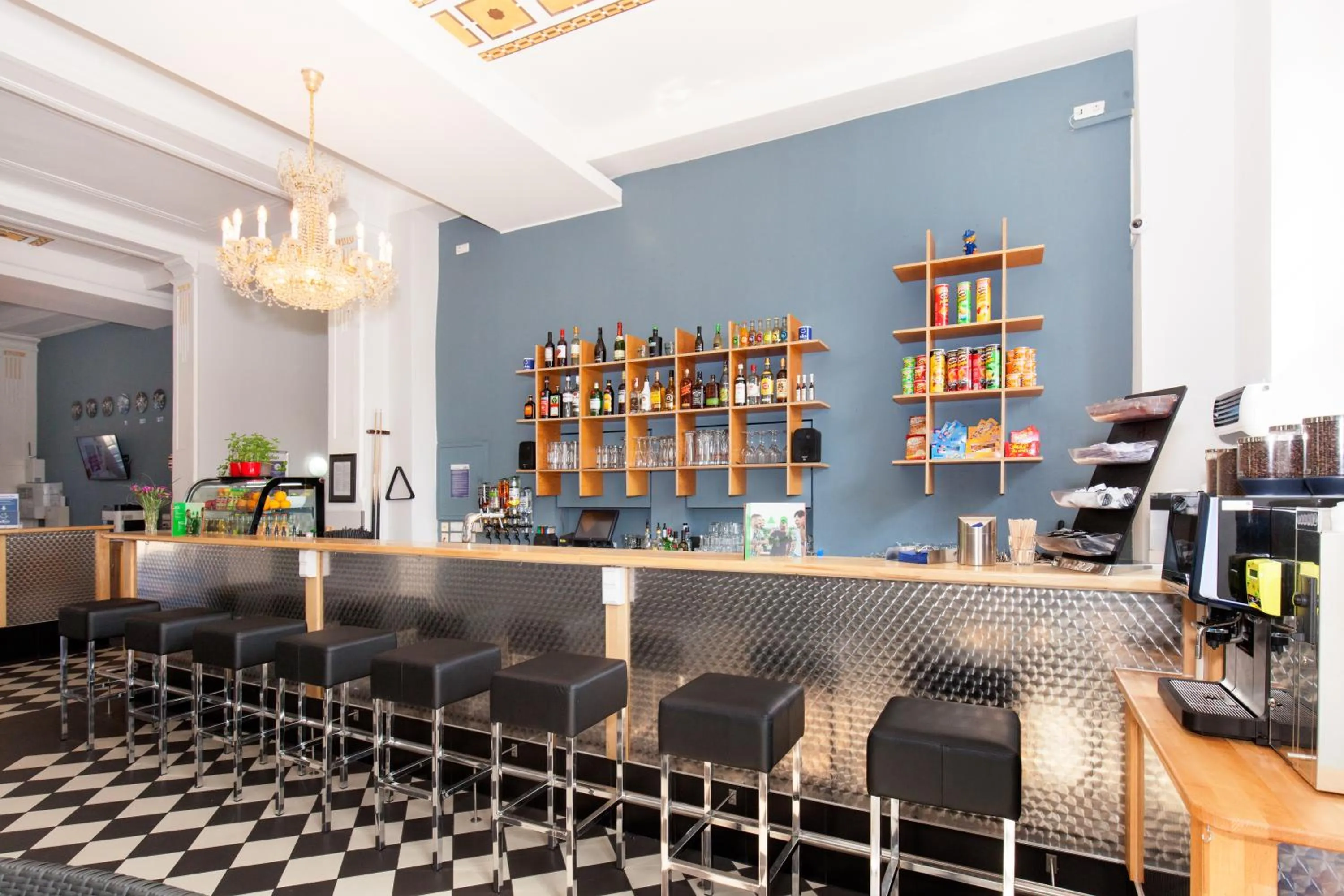 Lounge or bar in a&o Leipzig Hauptbahnhof