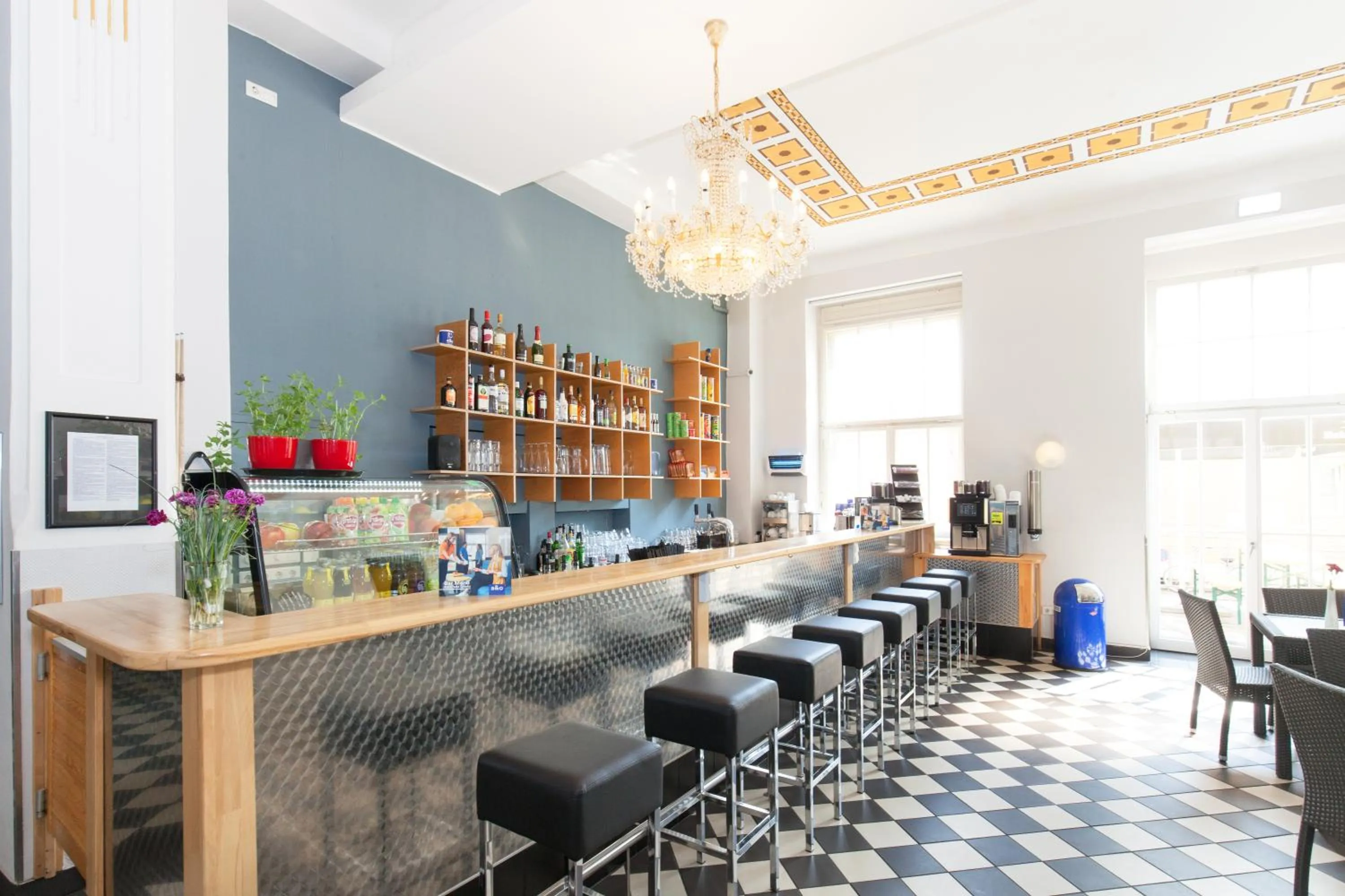 Lounge or bar in a&o Leipzig Hauptbahnhof