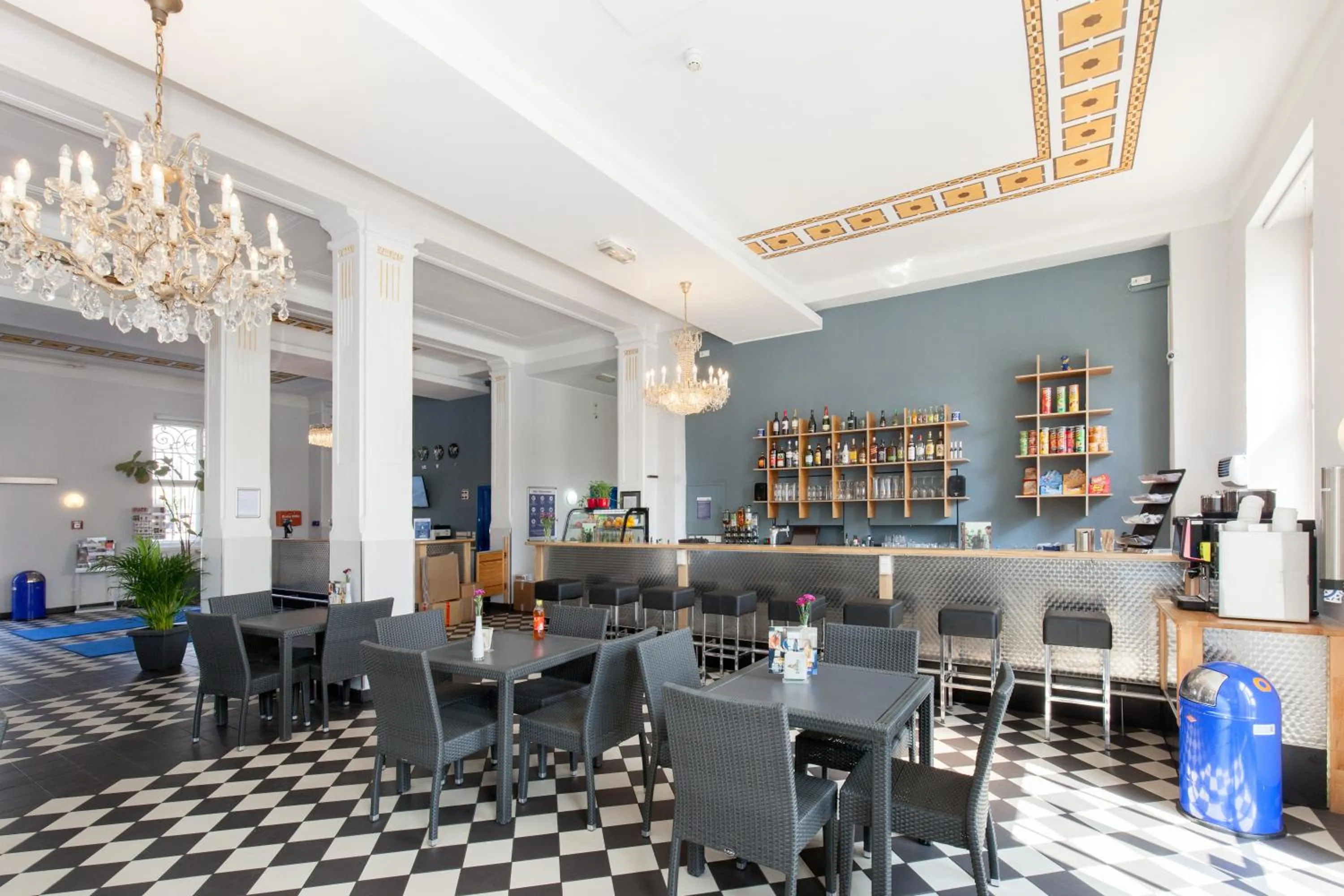 Lounge or bar in a&o Leipzig Hauptbahnhof