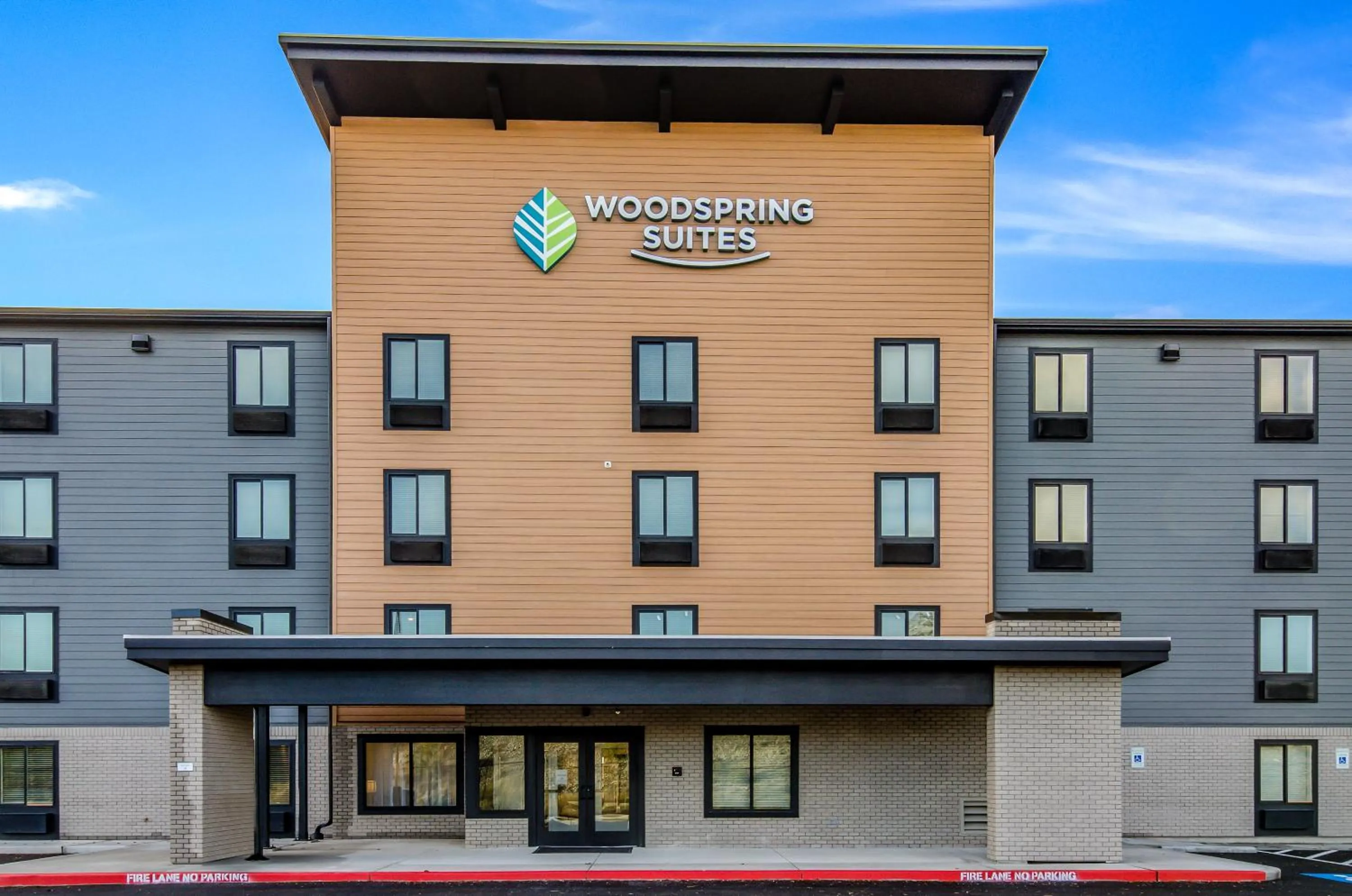 Facade/entrance in WoodSpring Suites Portland Vancouver