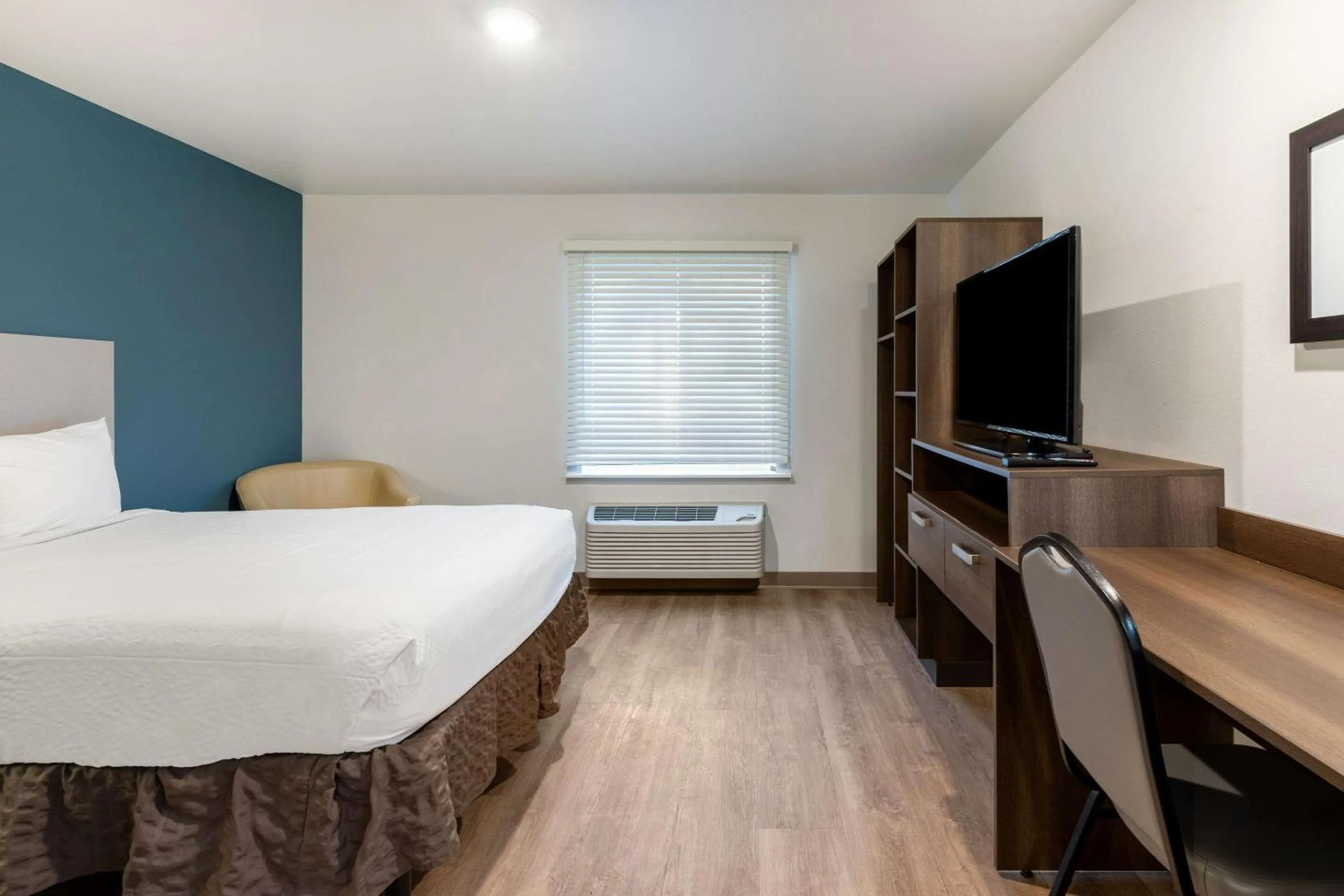 Bedroom, Bed in WoodSpring Suites Gurnee - Chicago