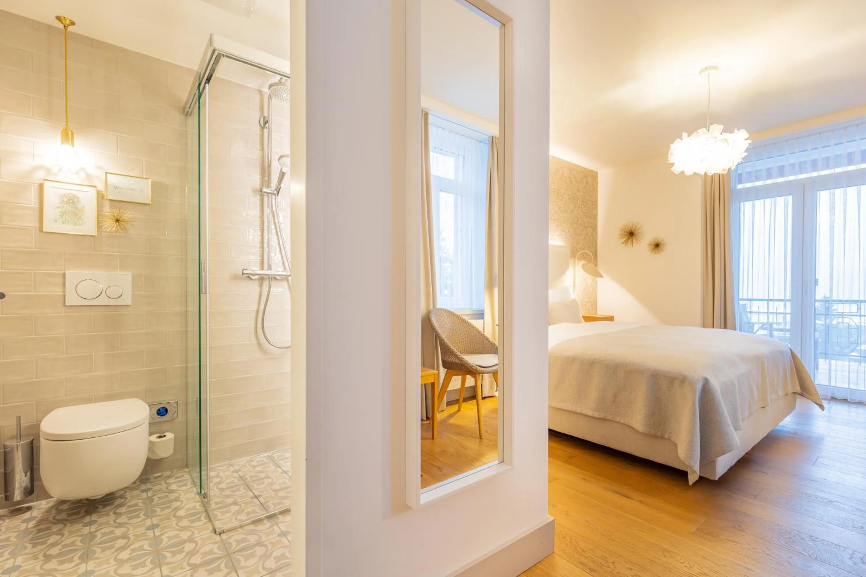 Bathroom, Bed in Hotel Edelweiss