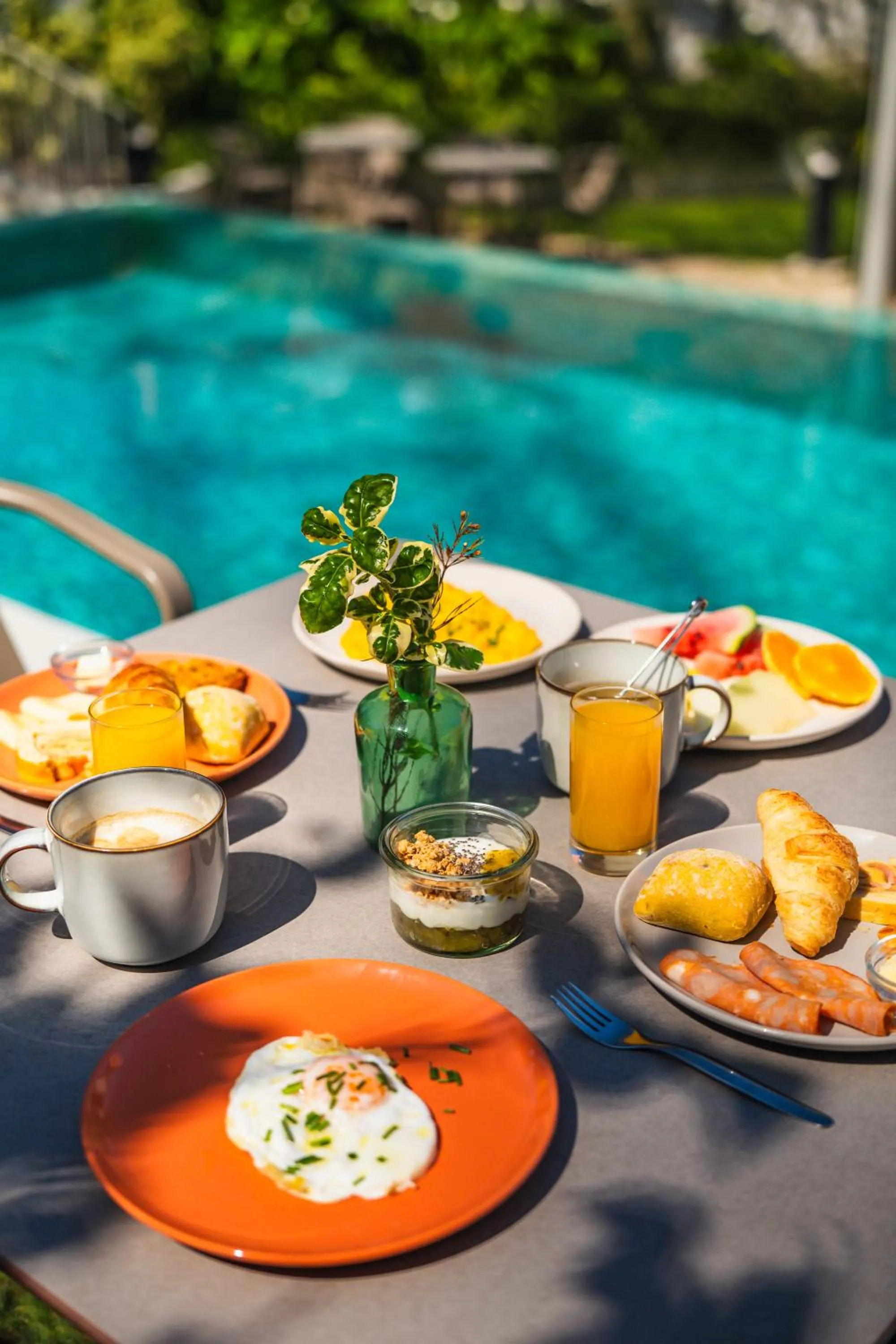 Pool view in Jardim da Lapa by Shiadu