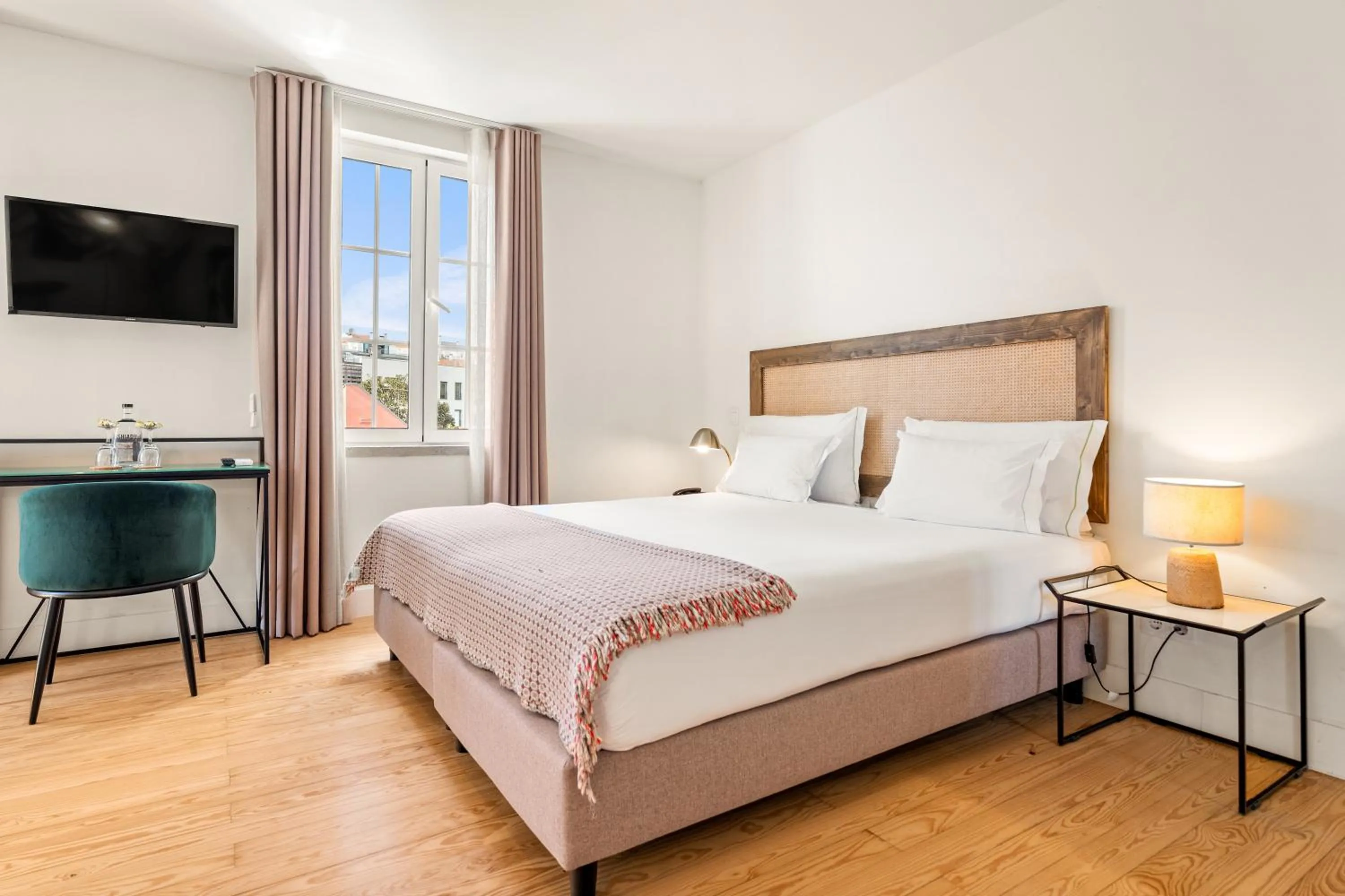 Bedroom, Bed in Jardim da Lapa by Shiadu