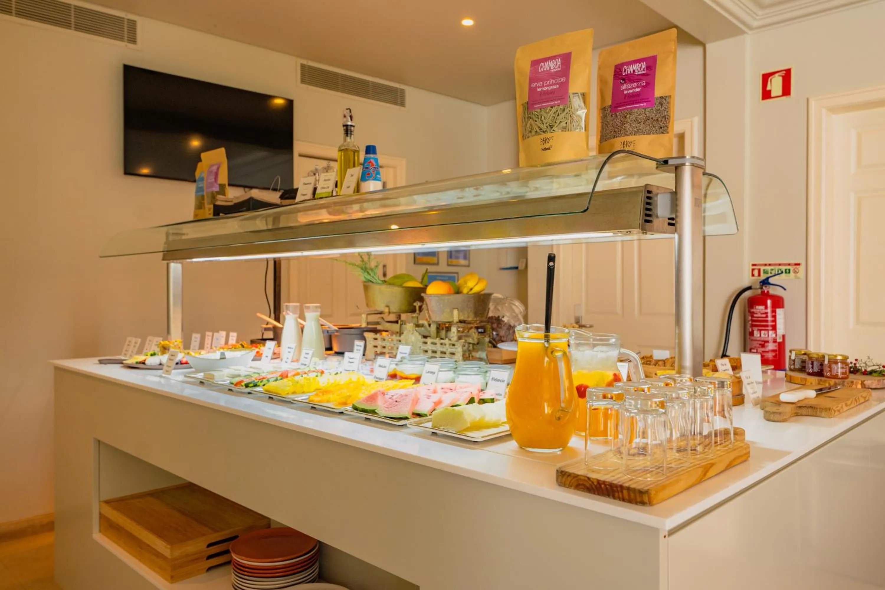 Breakfast in Jardim da Lapa by Shiadu