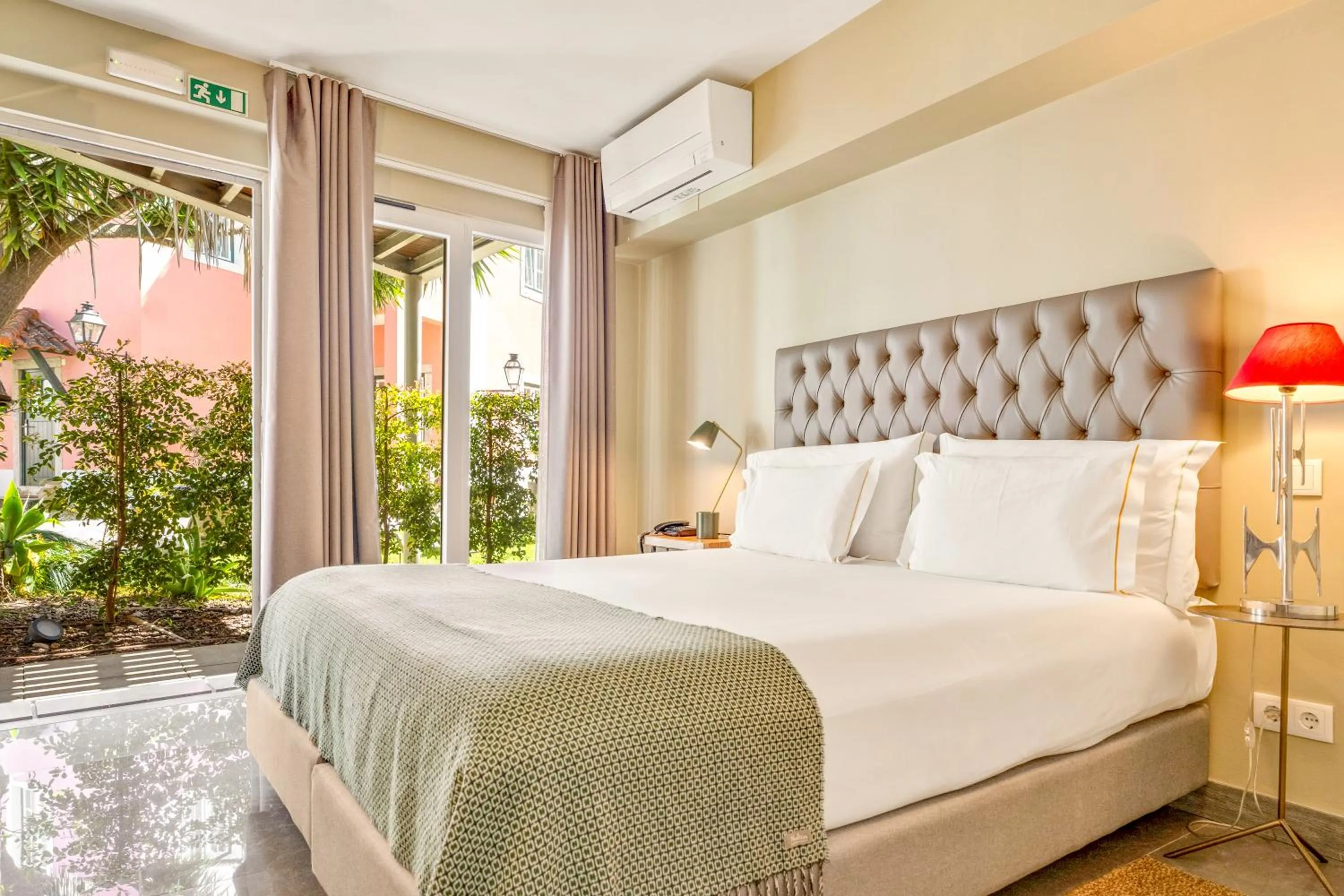 Bedroom, Bed in Jardim da Lapa by Shiadu