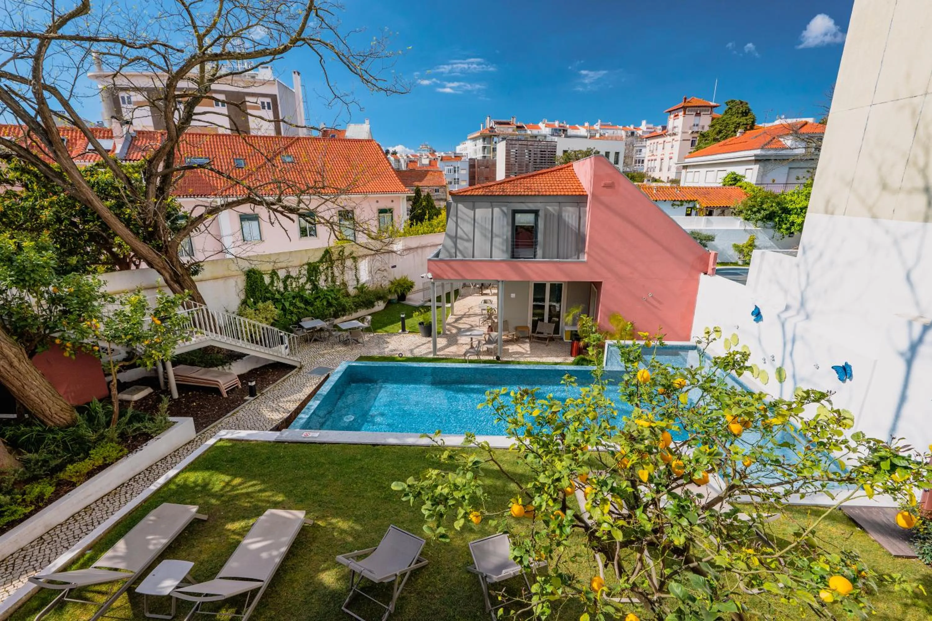 Property building in Jardim da Lapa by Shiadu