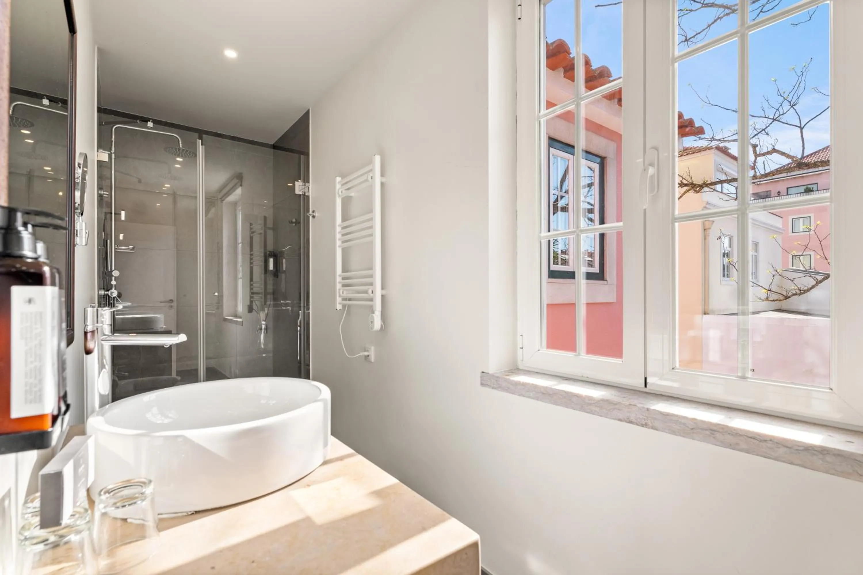 Bathroom in Jardim da Lapa by Shiadu