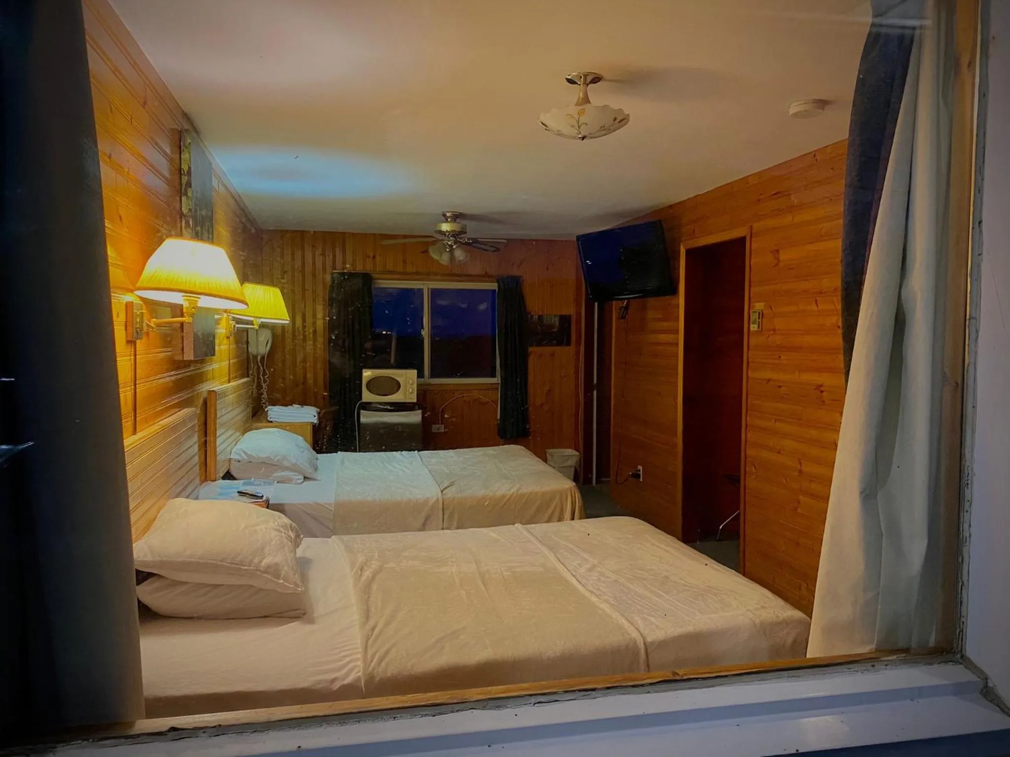 Photo of the whole room in Hillcrest Motel