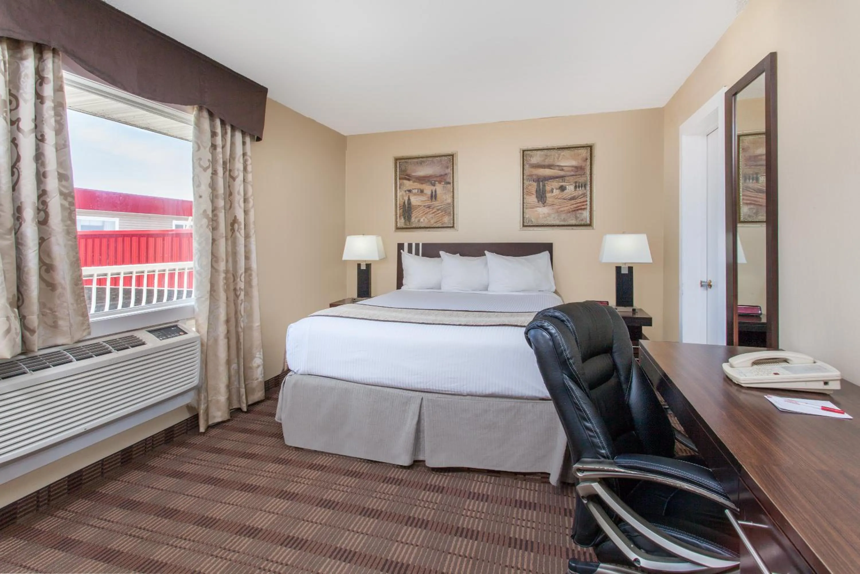 Photo of the whole room, Bed in Econo Lodge Inn & Suites