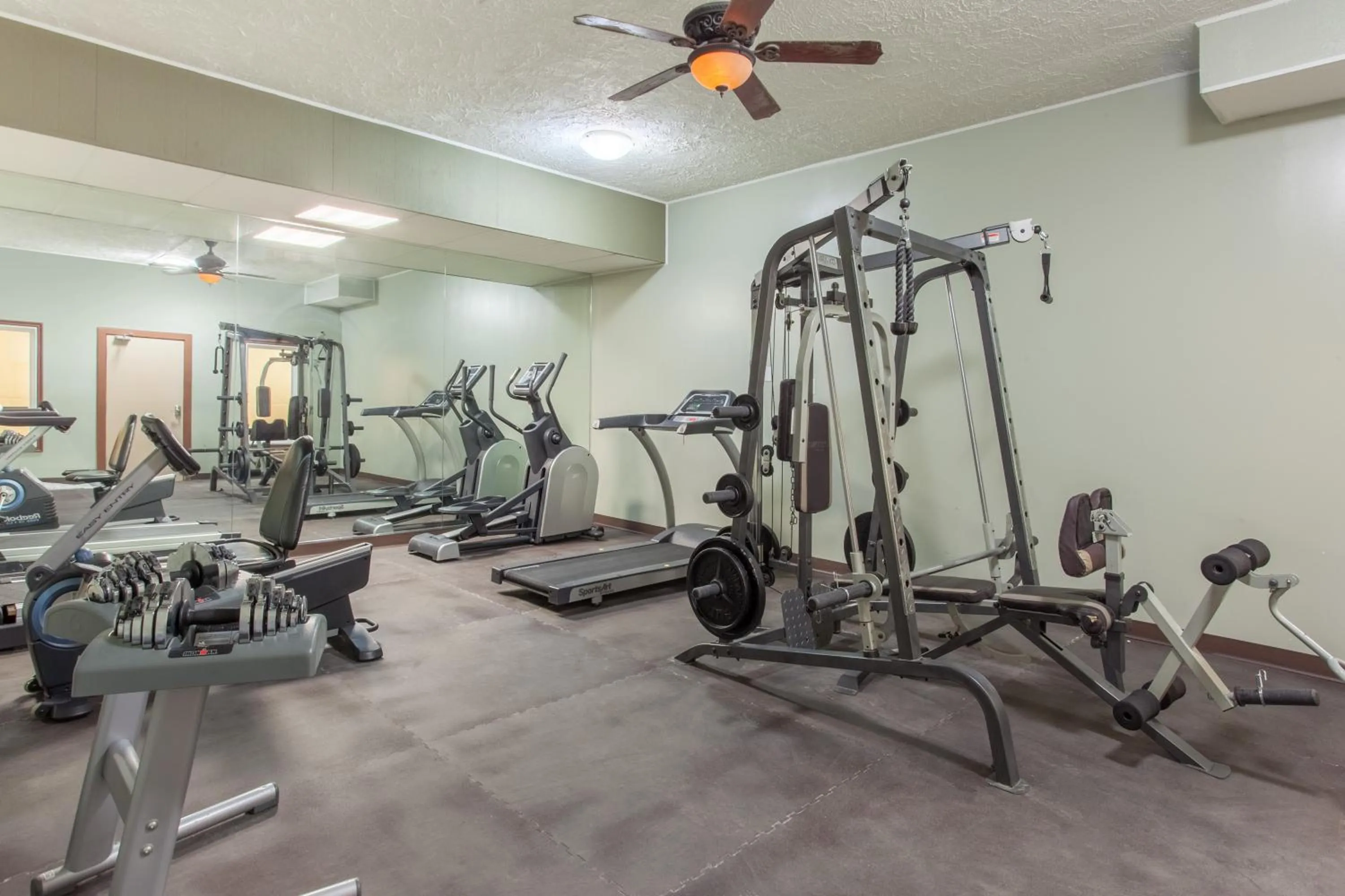 Fitness centre/facilities in Econo Lodge Inn & Suites