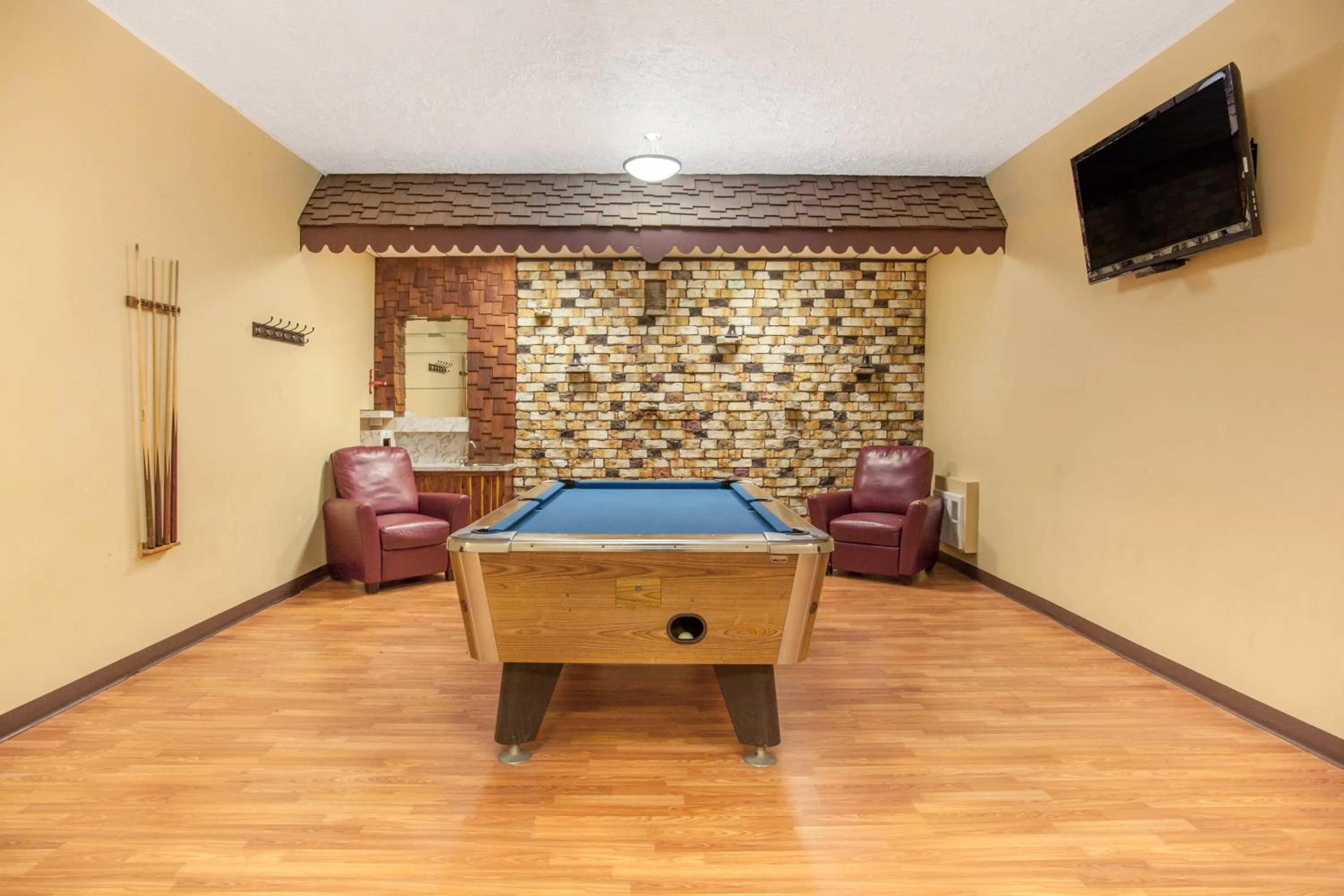 Billiard in Econo Lodge Inn & Suites