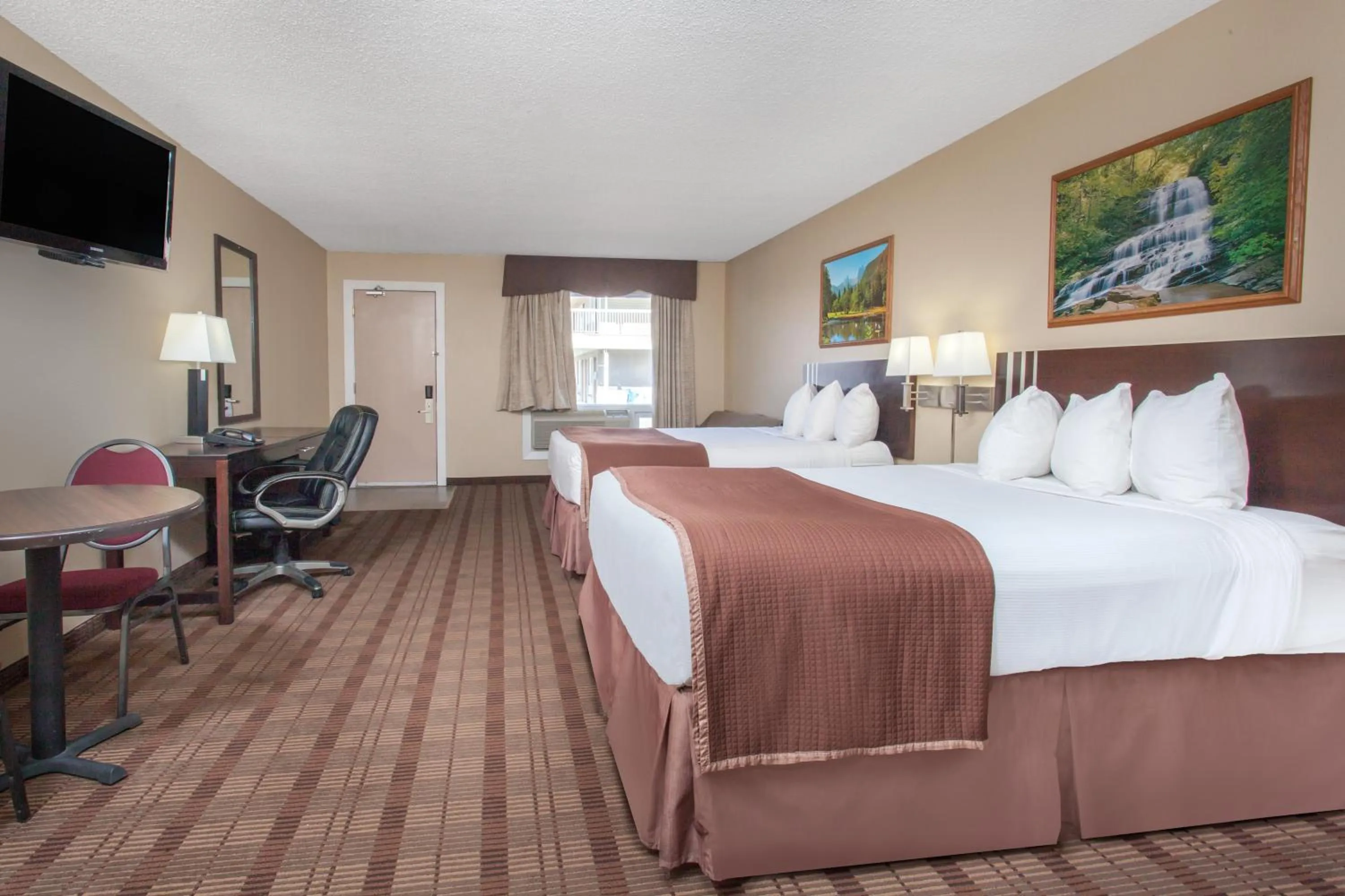 Photo of the whole room, Bed in Econo Lodge Inn & Suites