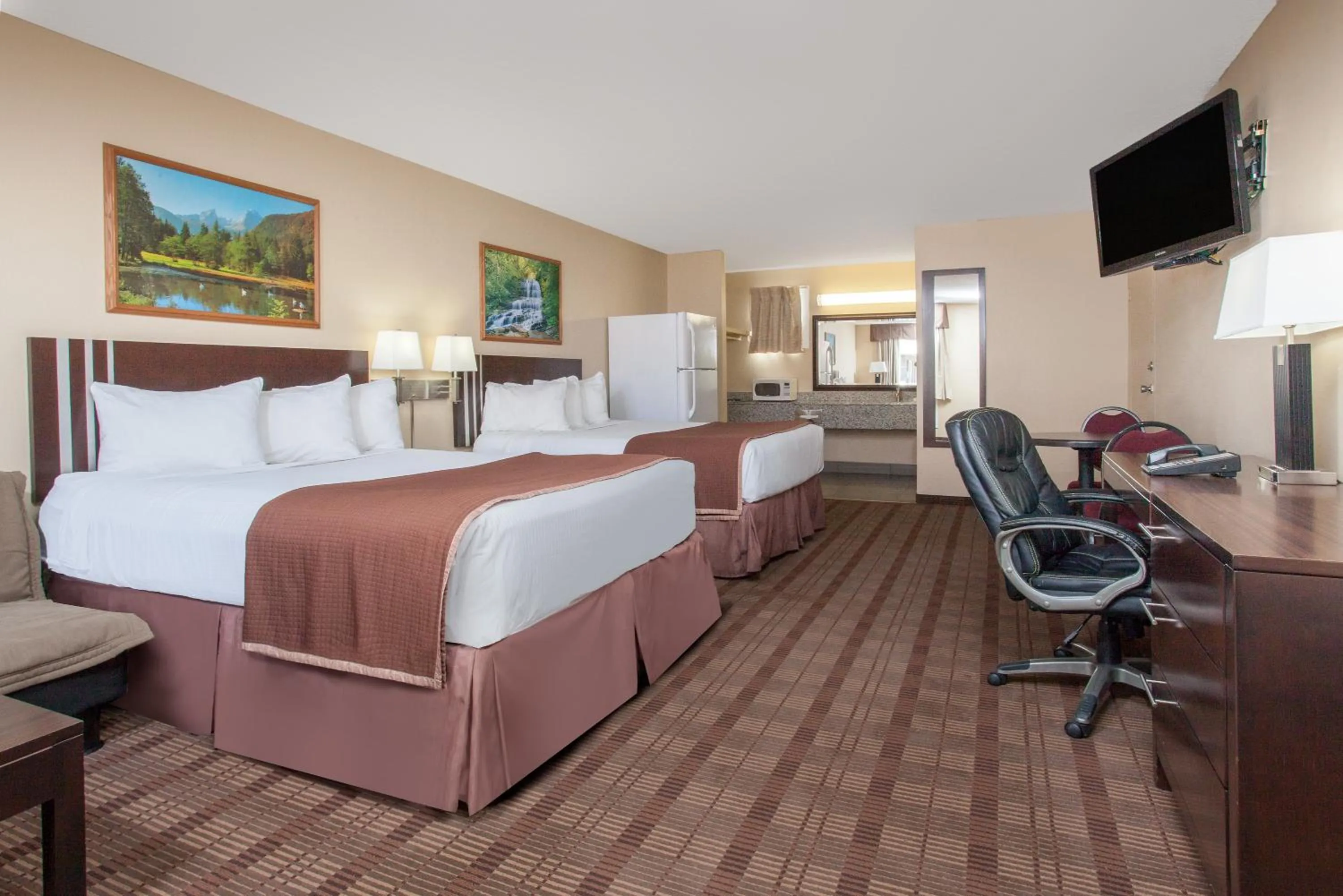 Photo of the whole room, Bed in Econo Lodge Inn & Suites