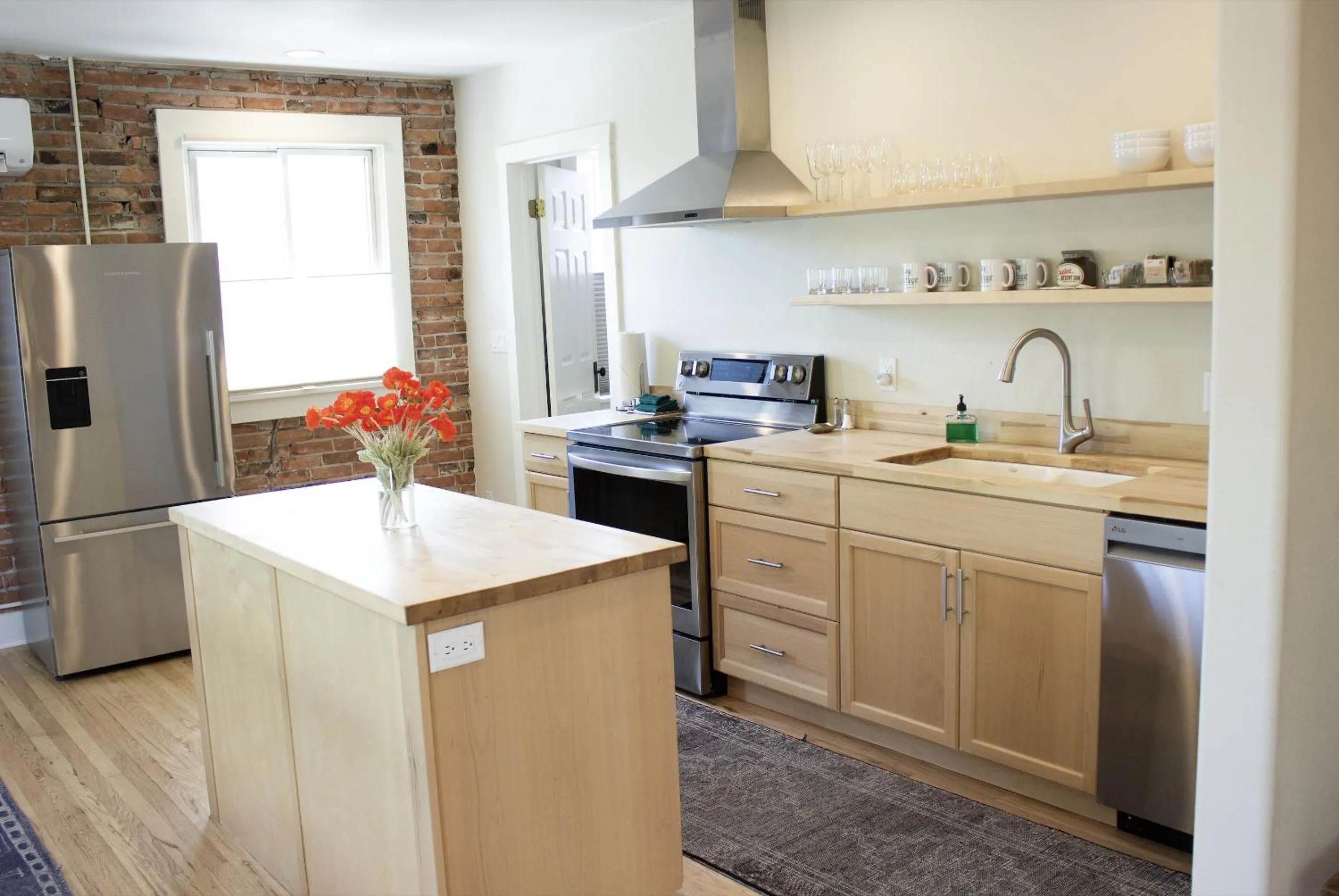 Kitchen or kitchenette in Leland House Suites of Durango