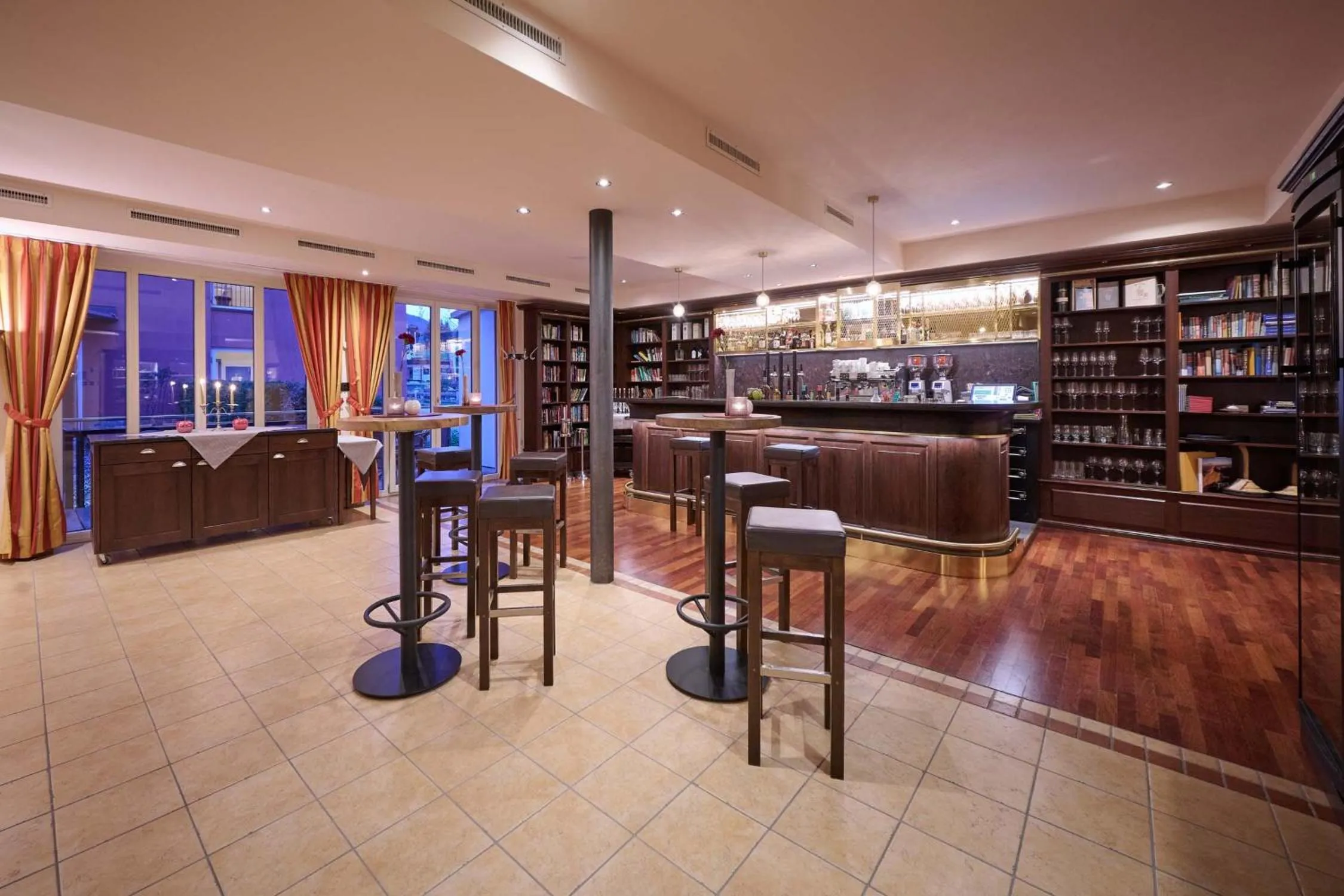 Lounge or bar in Das Hotel Eden - Das Aktiv- & Wohlfühlhotel in Tirol auf 1200m Höhe