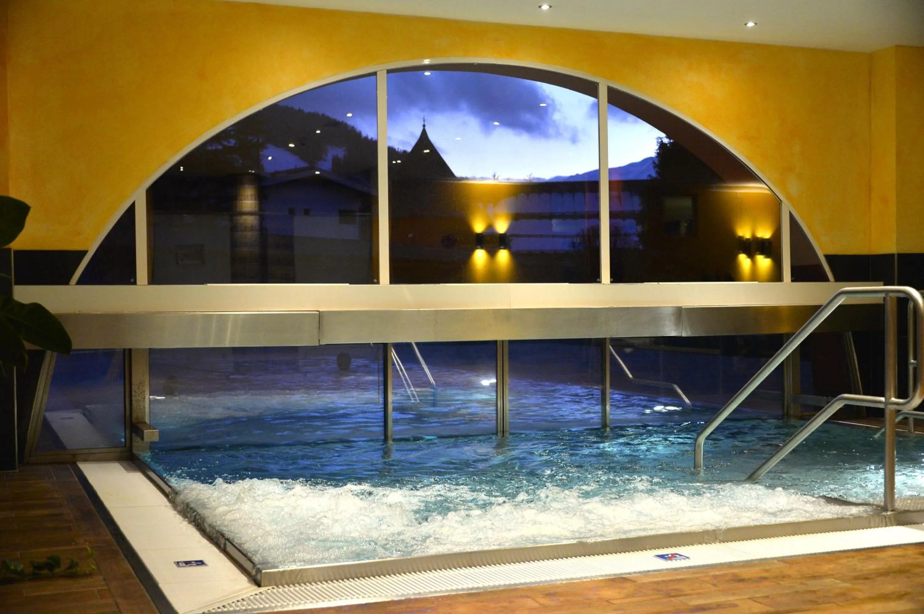 Pool view in Das Hotel Eden - Das Aktiv- & Wohlfühlhotel in Tirol auf 1200m Höhe