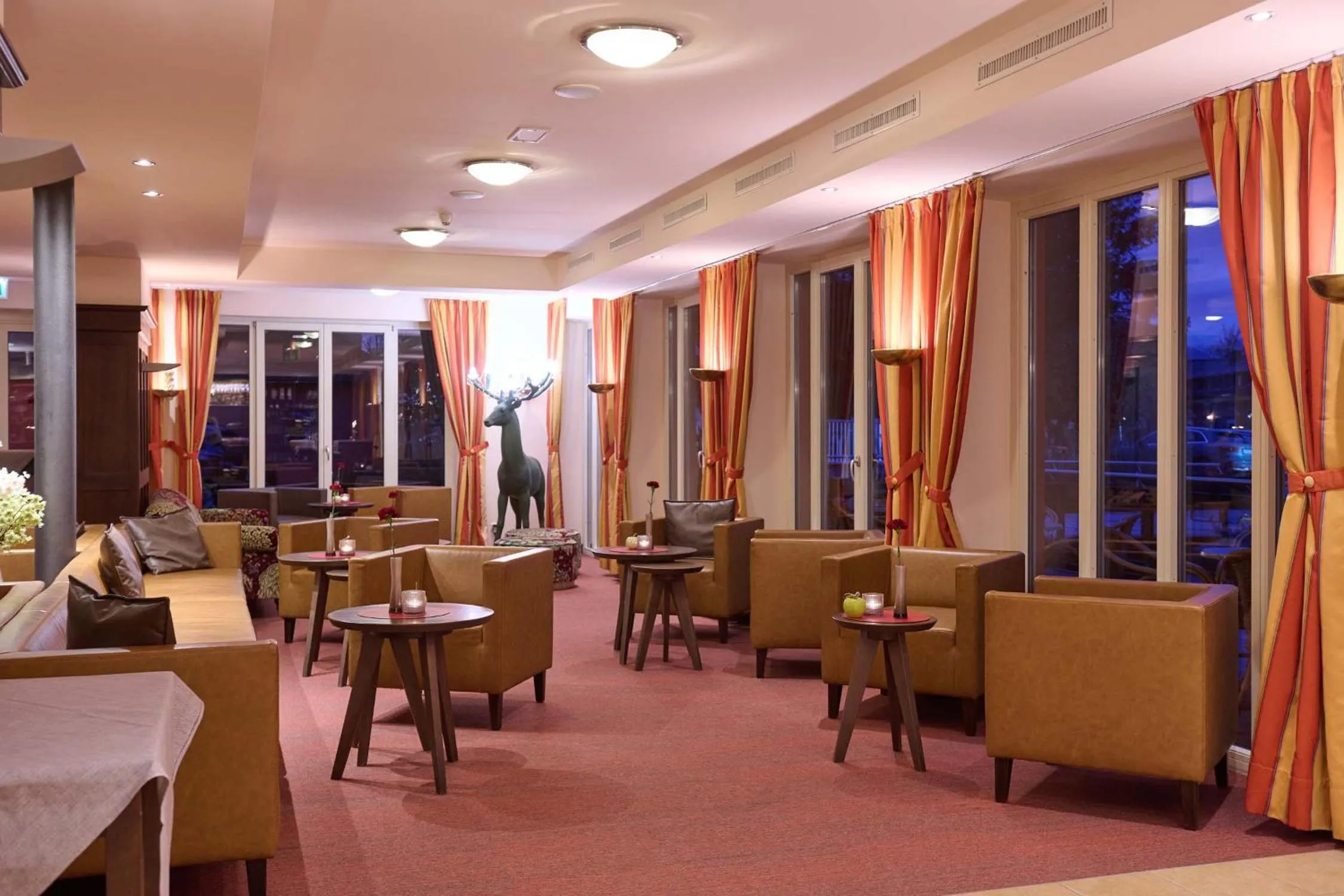 Lounge or bar in Das Hotel Eden - Das Aktiv- & Wohlfühlhotel in Tirol auf 1200m Höhe
