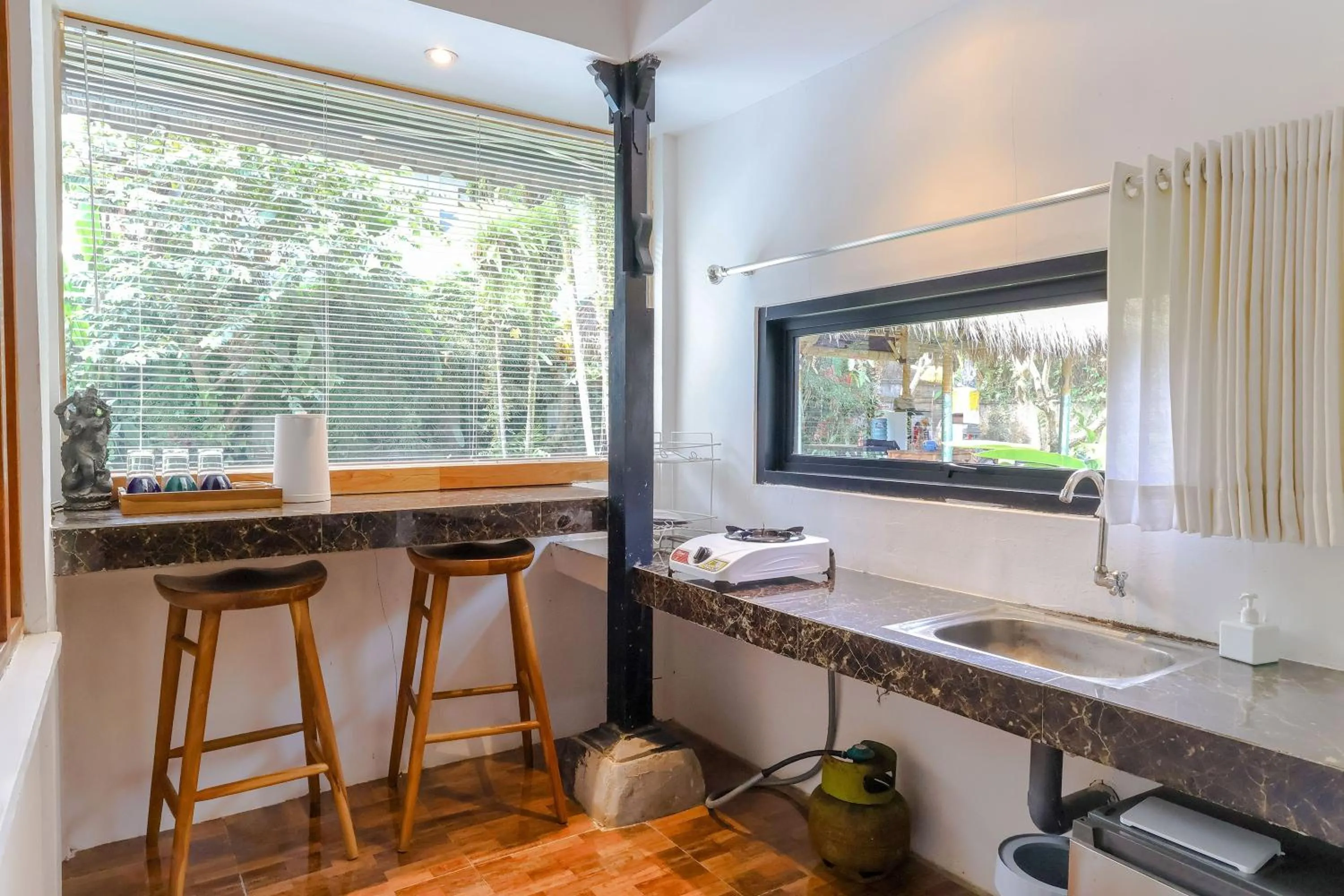 Kitchen or kitchenette in Taman Lituhayu Cottages Ubud