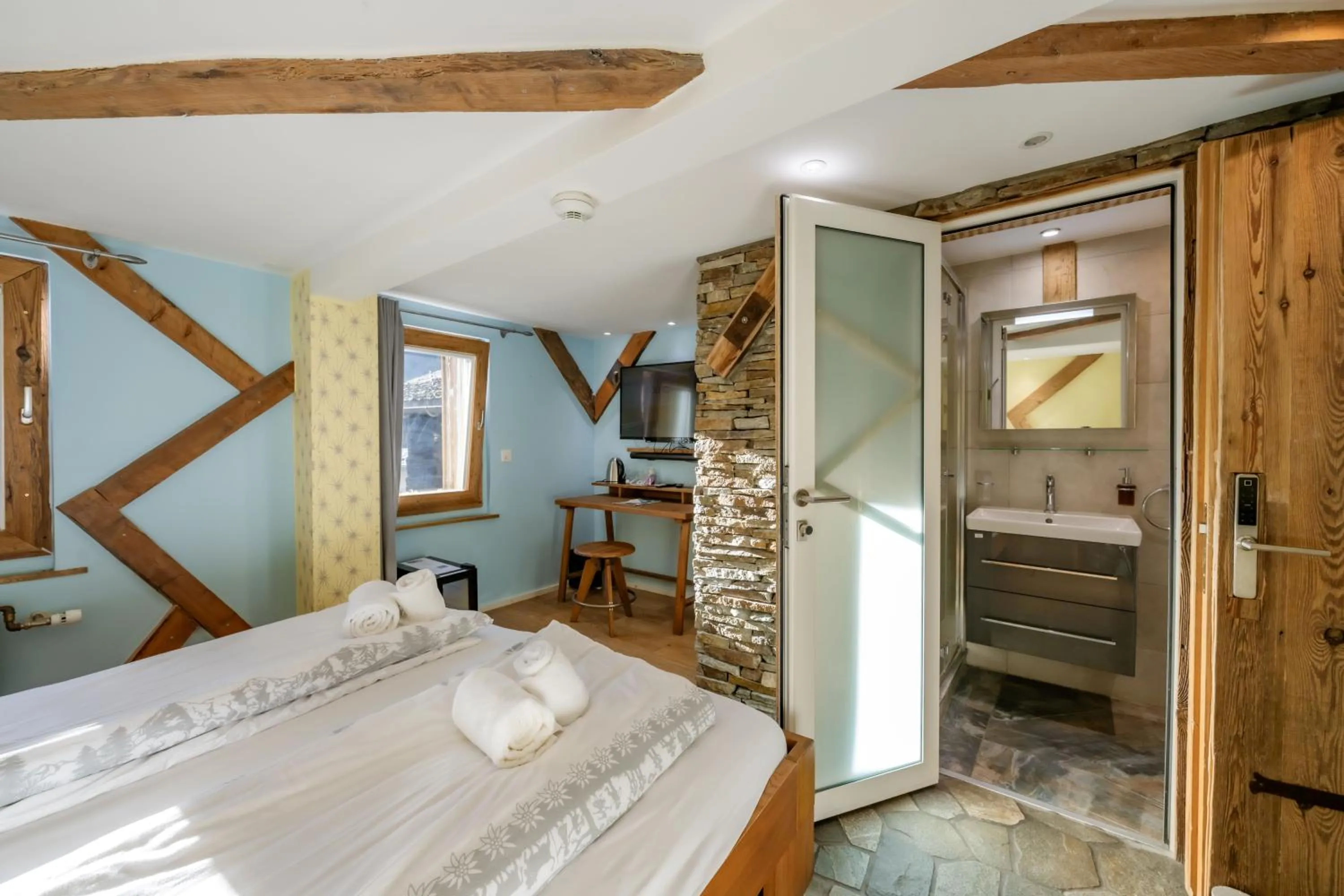 Photo of the whole room, Bed in Hotel de la Croix-Fédérale